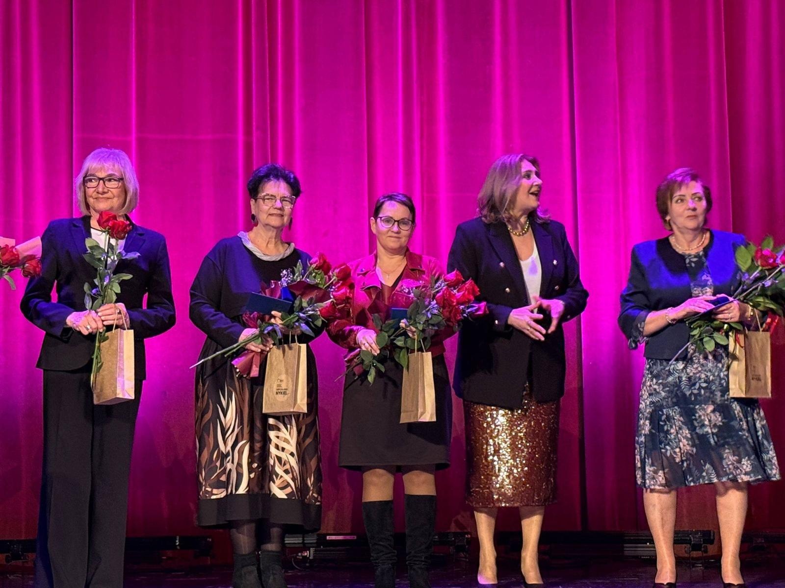 Zdjęcie w galerii na portalu naszwodzislaw.com: Złote Odznaki dla mieszkanek Gminy Mszana. Wyróżnienia dla kobiet zaangażowanych w kulturę i media wiadomości z regionu