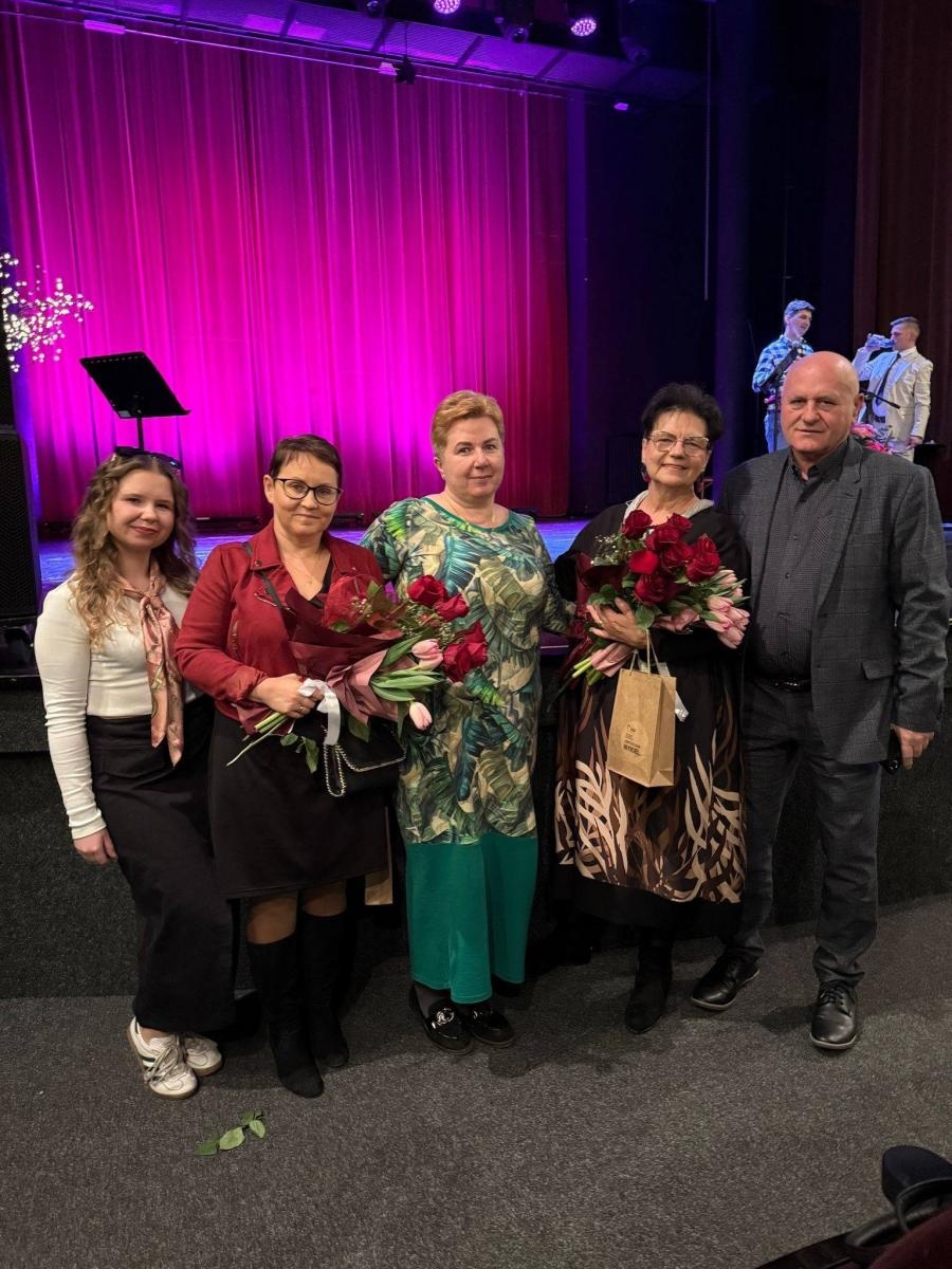 Zdjęcie w galerii na portalu naszwodzislaw.com: Złote Odznaki dla mieszkanek Gminy Mszana. Wyróżnienia dla kobiet zaangażowanych w kulturę i media wiadomości z regionu