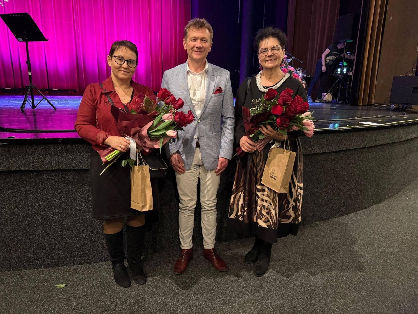 Zdjęcie w galerii na portalu naszwodzislaw.com: Złote Odznaki dla mieszkanek Gminy Mszana. Wyróżnienia dla kobiet zaangażowanych w kulturę i media wiadomości z regionu