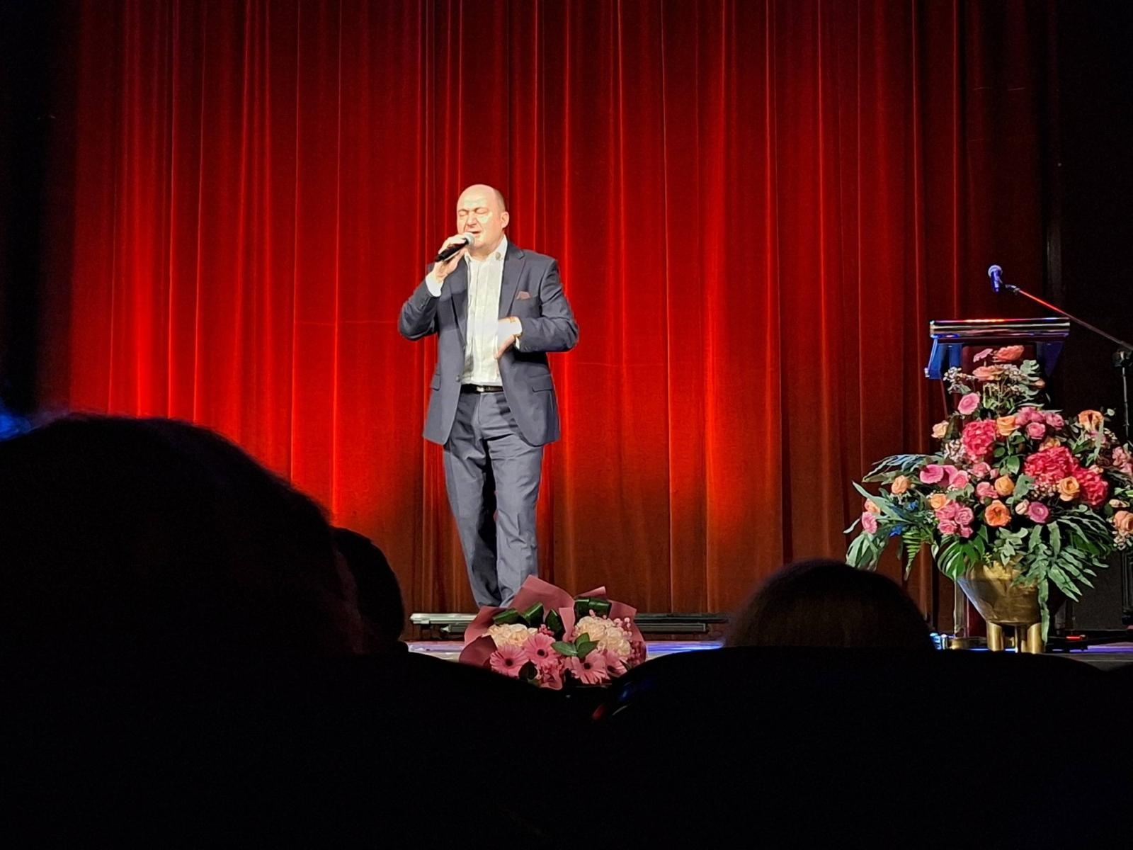 Zdjęcie w galerii na portalu naszwodzislaw.com: Złote Odznaki dla mieszkanek Gminy Mszana. Wyróżnienia dla kobiet zaangażowanych w kulturę i media wiadomości z regionu