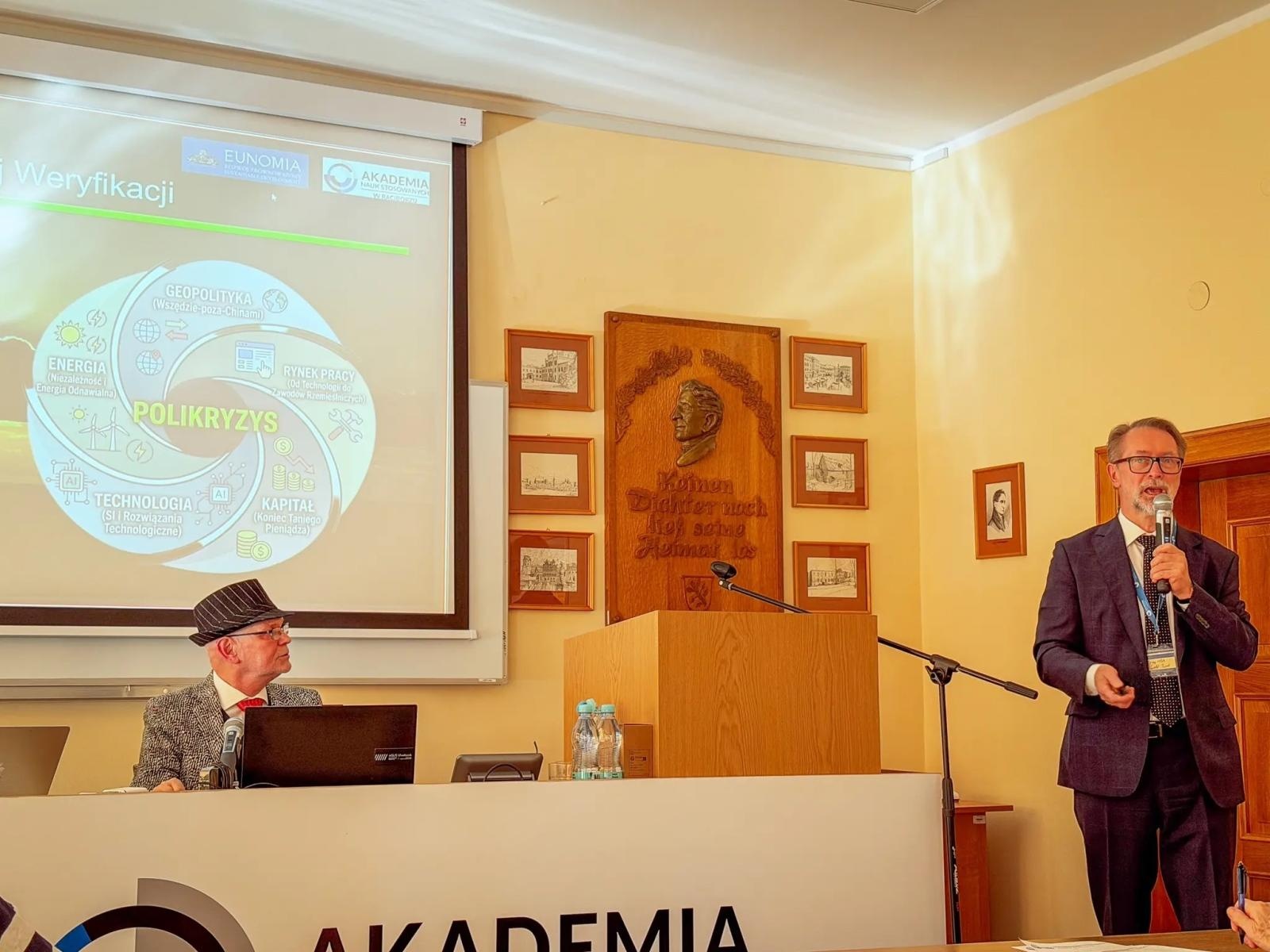 Zdjęcie w galerii na portalu naszwodzislaw.com: Nauka, samorząd i Europa: IV Seminarium Eunomii o fundamentach społeczeństwa wiadomości z regionu