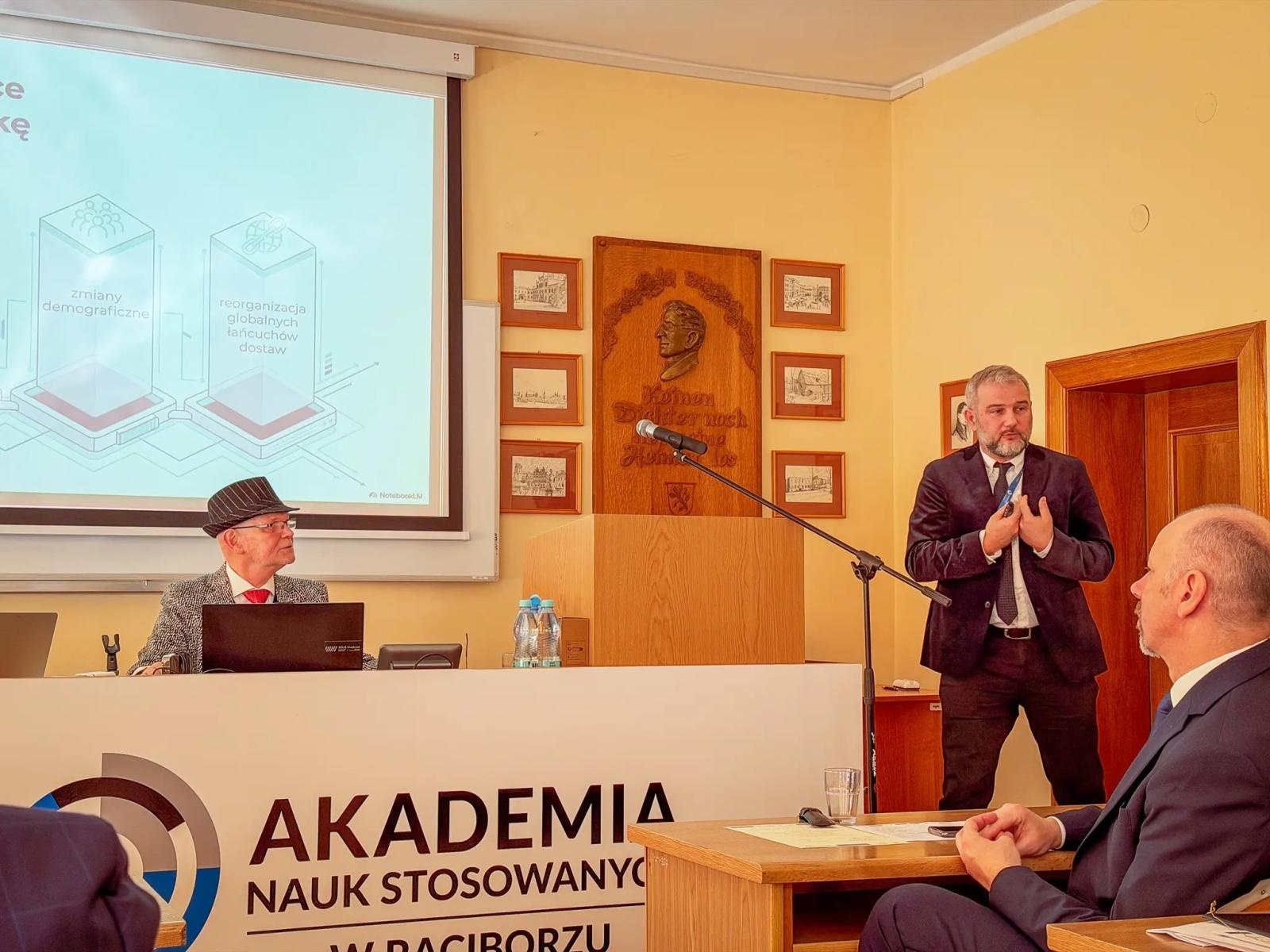 Zdjęcie w galerii na portalu naszwodzislaw.com: Nauka, samorząd i Europa: IV Seminarium Eunomii o fundamentach społeczeństwa wiadomości z regionu