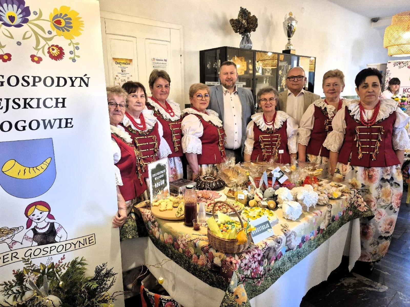 Zdjęcie w galerii na portalu naszwodzislaw.com: Tradycja i smak Wielkanocy w Czyżowicach. Pokaz Stołów KGW przyciągnął tłumy [FOTO] wiadomości z regionu