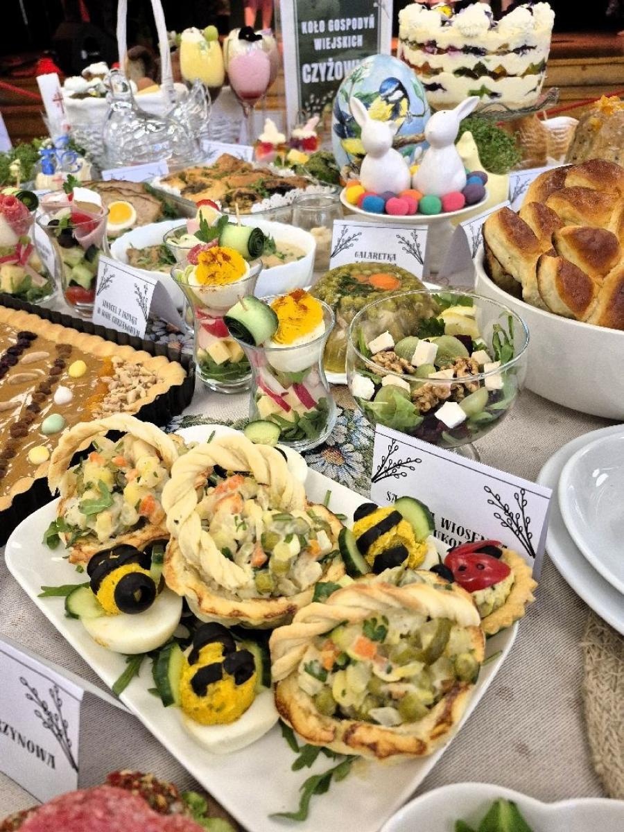 Zdjęcie w galerii na portalu naszwodzislaw.com: Tradycja i smak Wielkanocy w Czyżowicach. Pokaz Stołów KGW przyciągnął tłumy [FOTO] wiadomości z regionu
