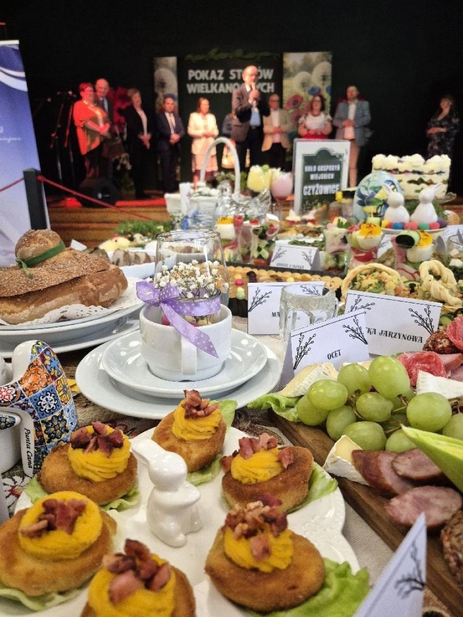 Zdjęcie w galerii na portalu naszwodzislaw.com: Tradycja i smak Wielkanocy w Czyżowicach. Pokaz Stołów KGW przyciągnął tłumy [FOTO] wiadomości z regionu