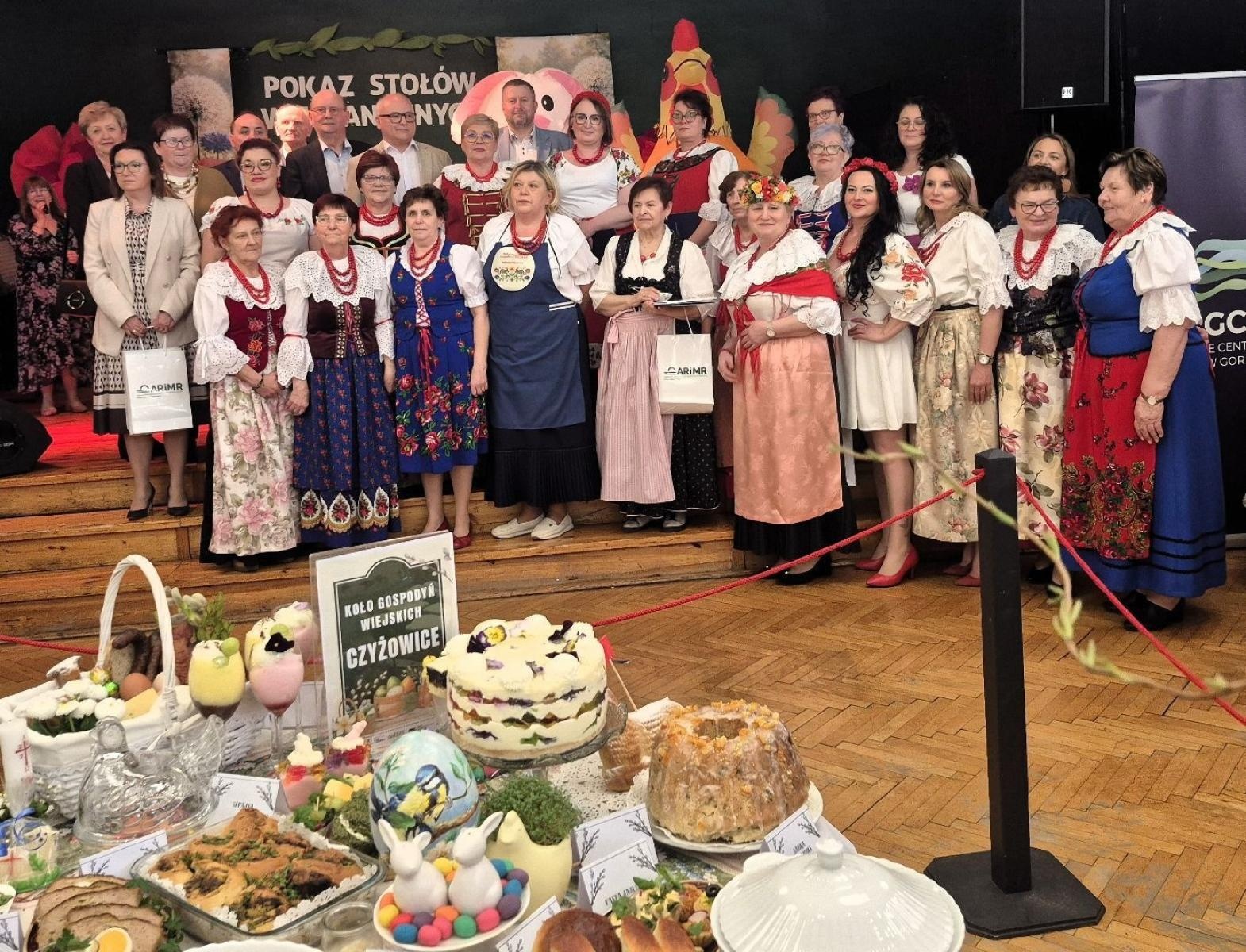 Zdjęcie w galerii na portalu naszwodzislaw.com: Tradycja i smak Wielkanocy w Czyżowicach. Pokaz Stołów KGW przyciągnął tłumy [FOTO] wiadomości z regionu