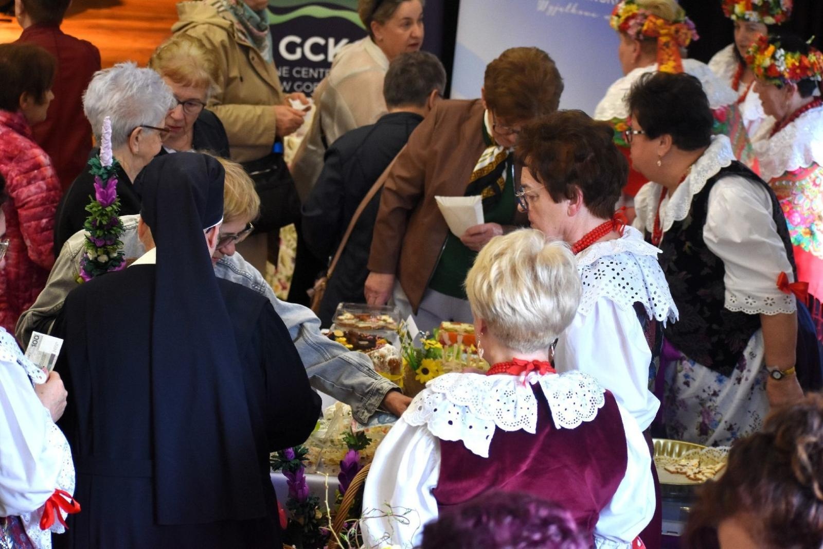 Zdjęcie w galerii na portalu naszwodzislaw.com: Tradycja i smak Wielkanocy w Czyżowicach. Pokaz Stołów KGW przyciągnął tłumy [FOTO] wiadomości z regionu
