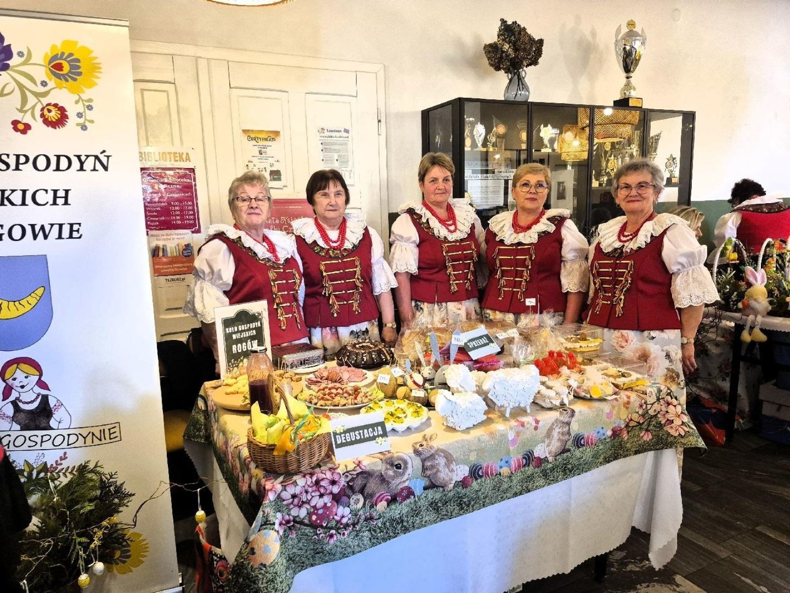 Zdjęcie w galerii na portalu naszwodzislaw.com: Tradycja i smak Wielkanocy w Czyżowicach. Pokaz Stołów KGW przyciągnął tłumy [FOTO] wiadomości z regionu