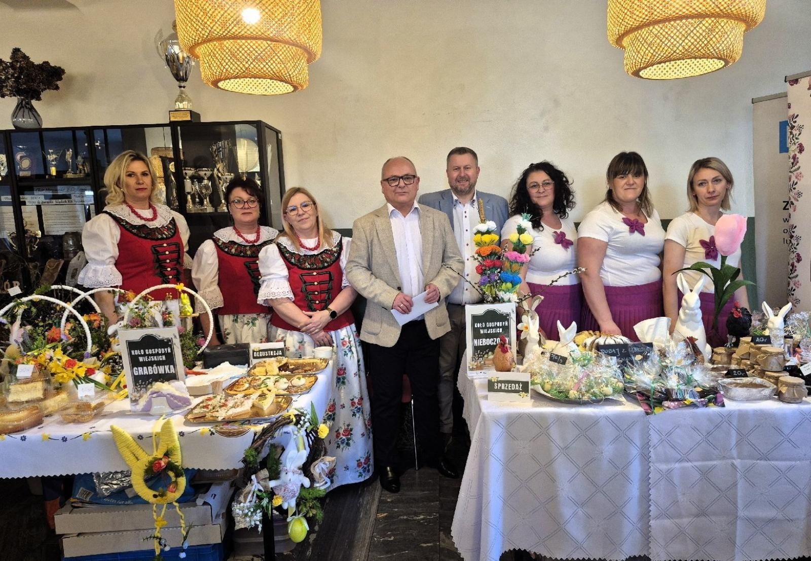 Zdjęcie w galerii na portalu naszwodzislaw.com: Tradycja i smak Wielkanocy w Czyżowicach. Pokaz Stołów KGW przyciągnął tłumy [FOTO] wiadomości z regionu