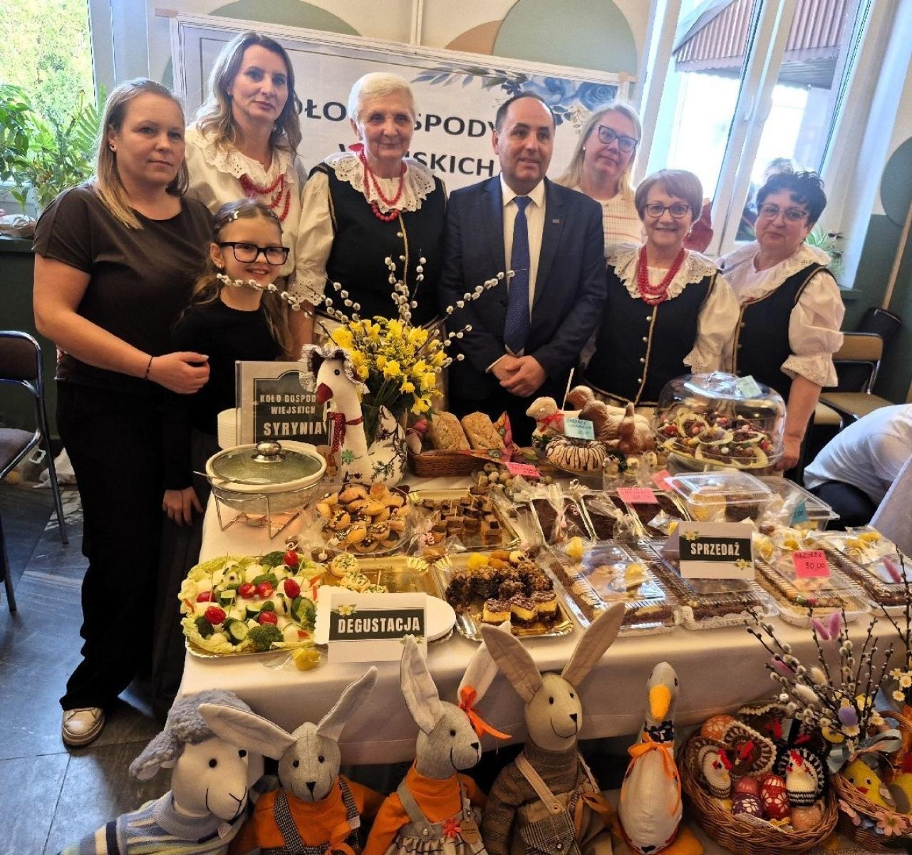 Zdjęcie w galerii na portalu naszwodzislaw.com: Tradycja i smak Wielkanocy w Czyżowicach. Pokaz Stołów KGW przyciągnął tłumy [FOTO] wiadomości z regionu