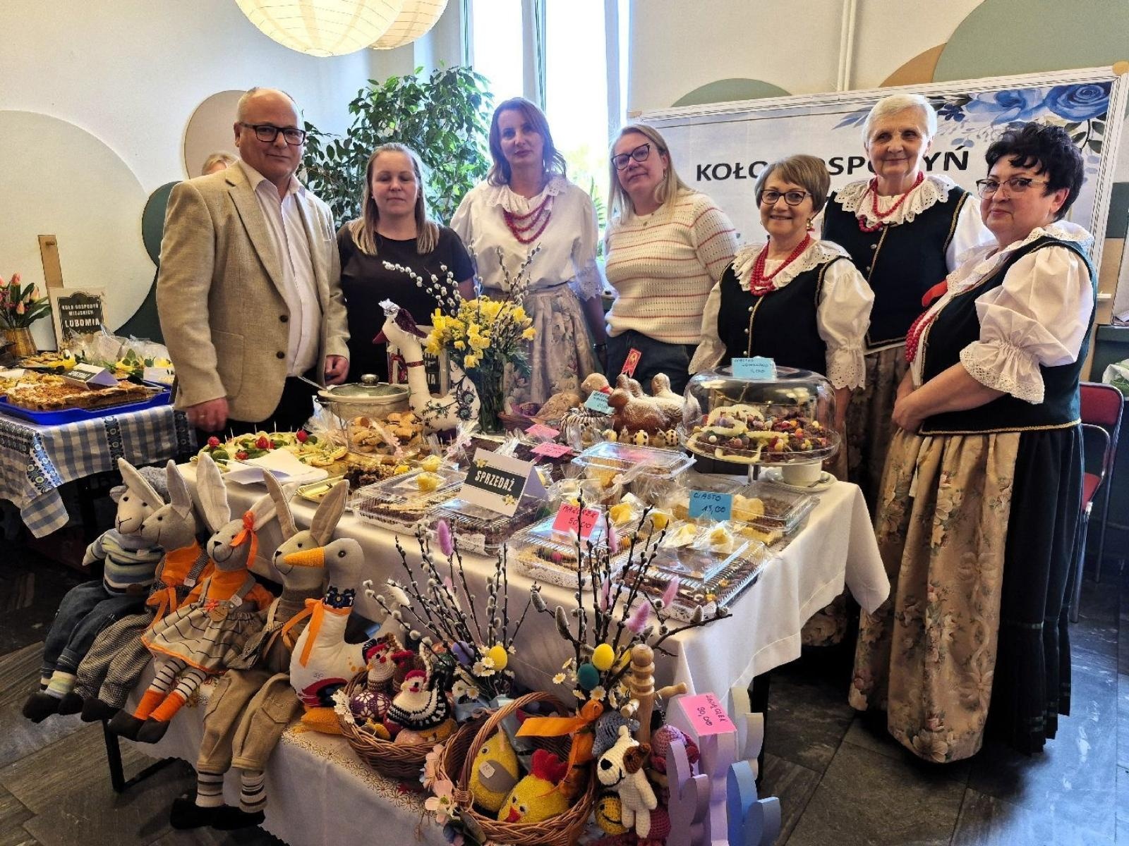 Zdjęcie w galerii na portalu naszwodzislaw.com: Tradycja i smak Wielkanocy w Czyżowicach. Pokaz Stołów KGW przyciągnął tłumy [FOTO] wiadomości z regionu