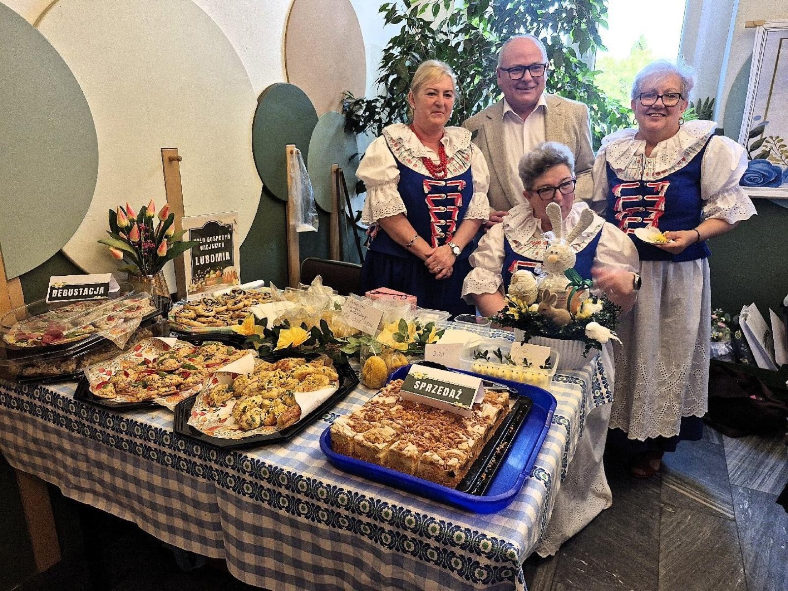 Zdjęcie w galerii na portalu naszwodzislaw.com: Tradycja i smak Wielkanocy w Czyżowicach. Pokaz Stołów KGW przyciągnął tłumy [FOTO] wiadomości z regionu
