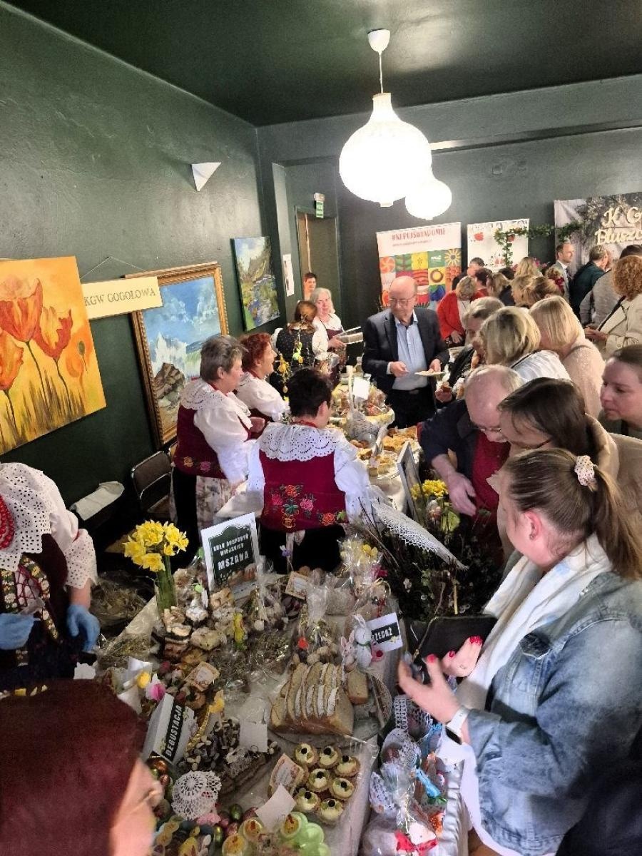 Zdjęcie w galerii na portalu naszwodzislaw.com: Tradycja i smak Wielkanocy w Czyżowicach. Pokaz Stołów KGW przyciągnął tłumy [FOTO] wiadomości z regionu
