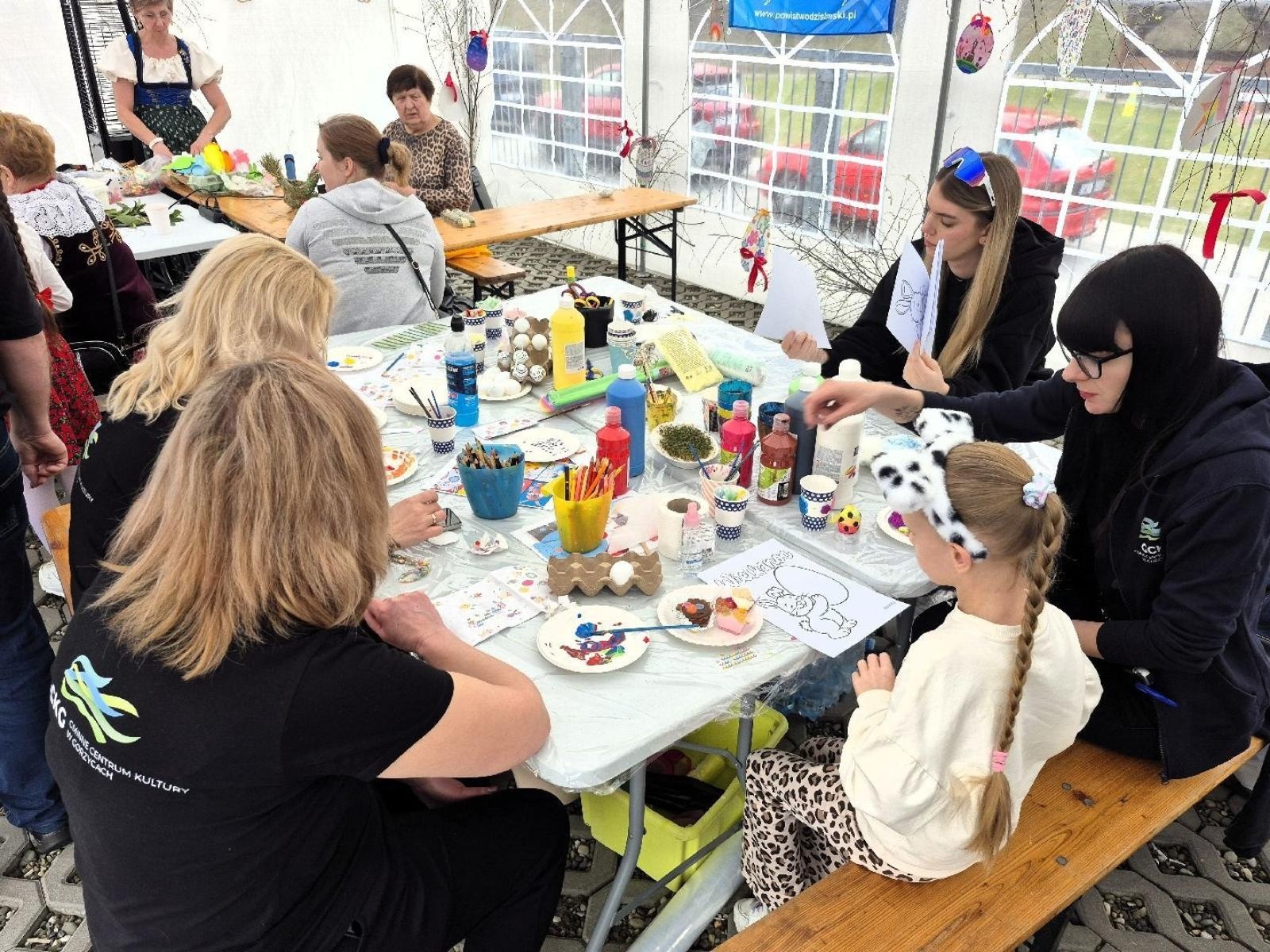 Zdjęcie w galerii na portalu naszwodzislaw.com: Tradycja i smak Wielkanocy w Czyżowicach. Pokaz Stołów KGW przyciągnął tłumy [FOTO] wiadomości z regionu