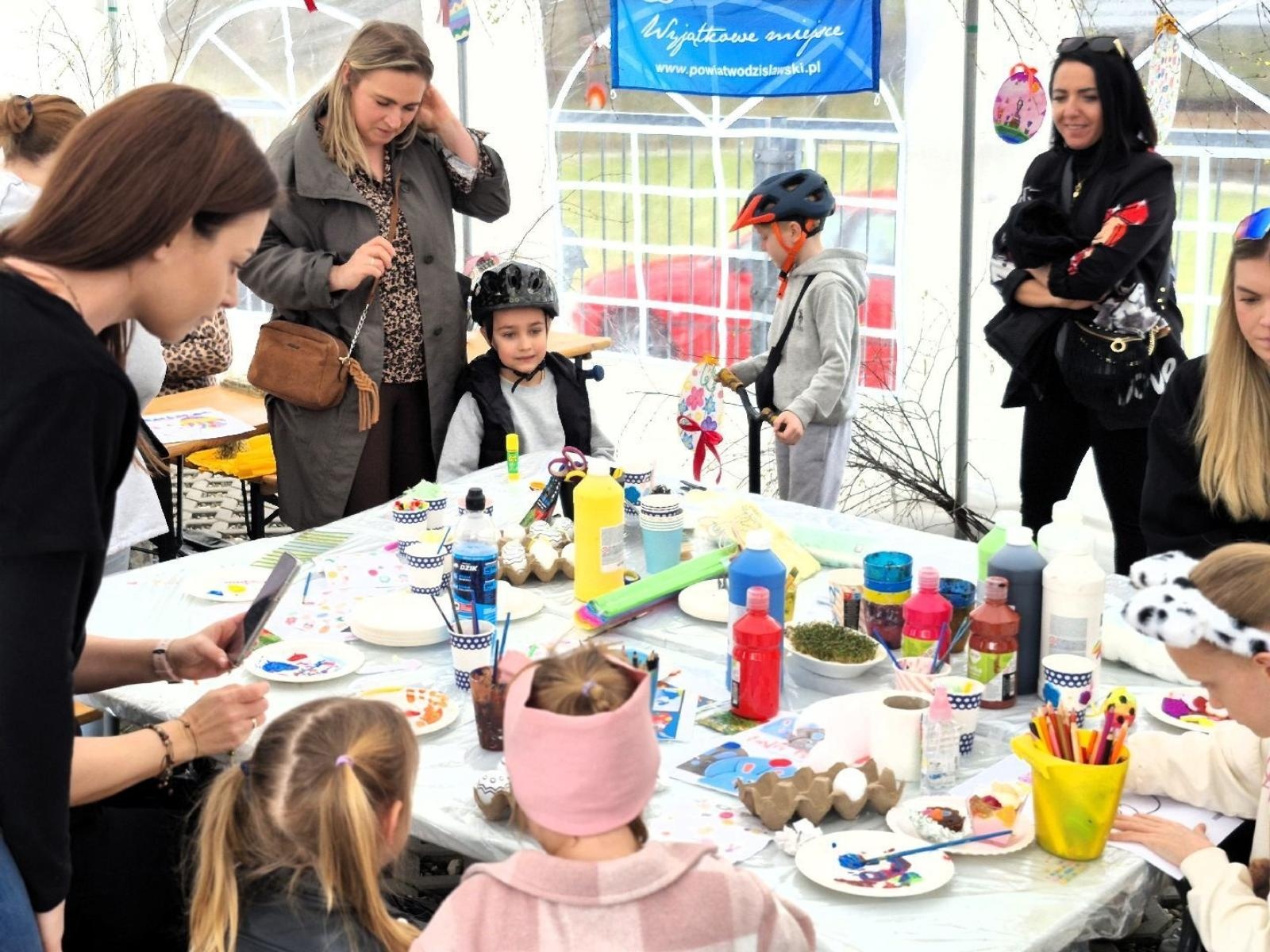 Zdjęcie w galerii na portalu naszwodzislaw.com: Tradycja i smak Wielkanocy w Czyżowicach. Pokaz Stołów KGW przyciągnął tłumy [FOTO] wiadomości z regionu