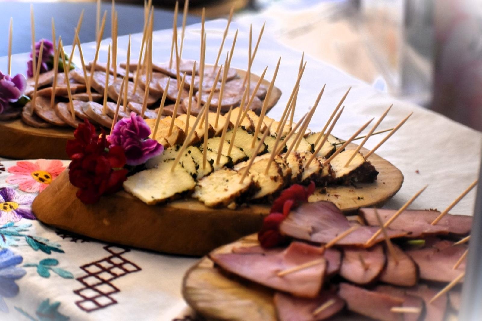 Zdjęcie w galerii na portalu naszwodzislaw.com: Tradycja i smak Wielkanocy w Czyżowicach. Pokaz Stołów KGW przyciągnął tłumy [FOTO] wiadomości z regionu