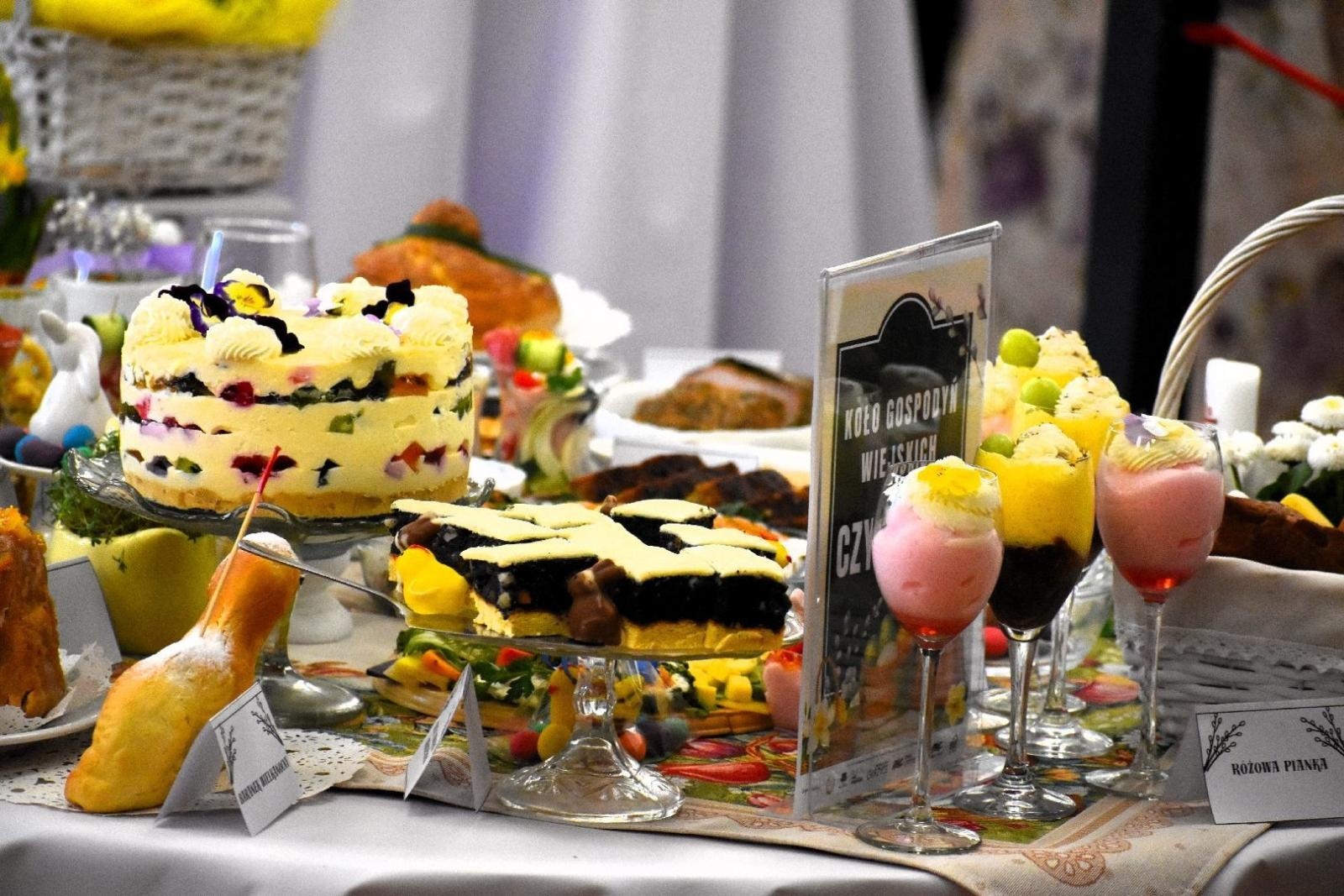 Zdjęcie w galerii na portalu naszwodzislaw.com: Tradycja i smak Wielkanocy w Czyżowicach. Pokaz Stołów KGW przyciągnął tłumy [FOTO] wiadomości z regionu