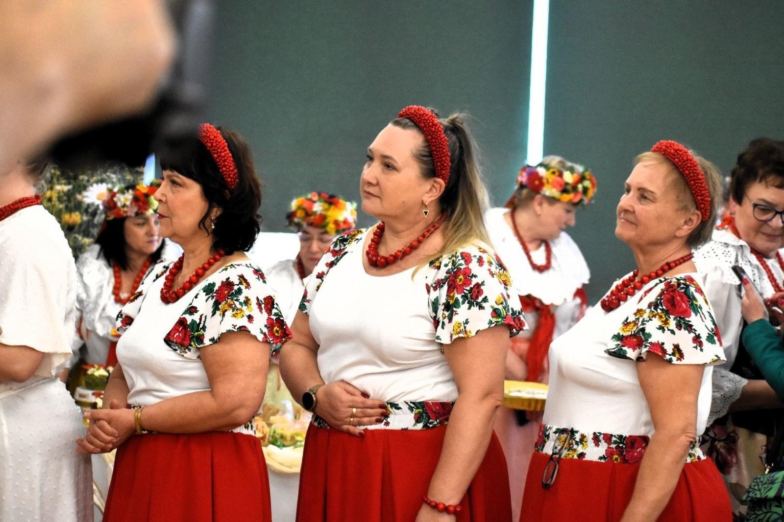 Zdjęcie w galerii na portalu naszwodzislaw.com: Tradycja i smak Wielkanocy w Czyżowicach. Pokaz Stołów KGW przyciągnął tłumy [FOTO] wiadomości z regionu