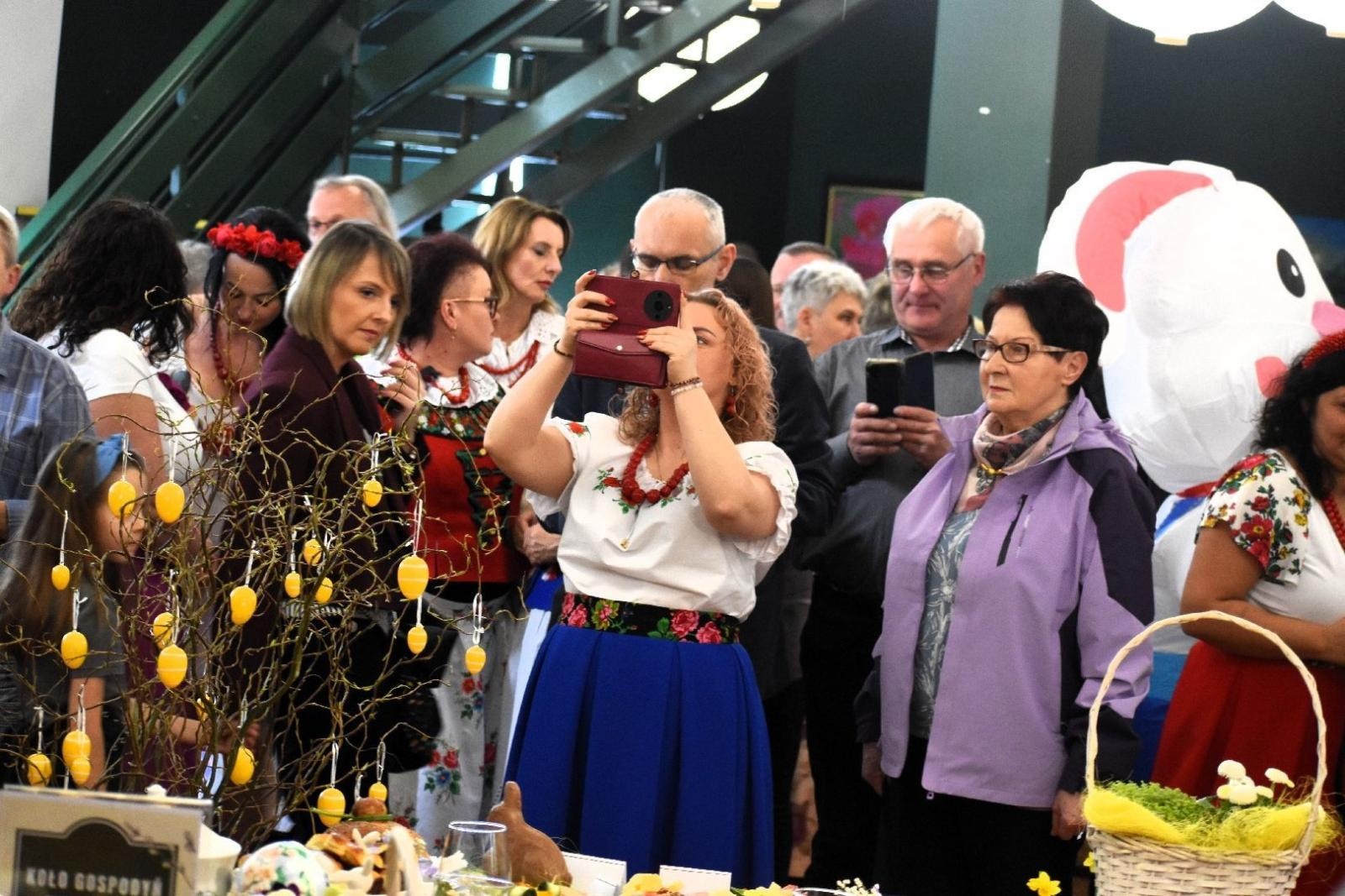 Zdjęcie w galerii na portalu naszwodzislaw.com: Tradycja i smak Wielkanocy w Czyżowicach. Pokaz Stołów KGW przyciągnął tłumy [FOTO] wiadomości z regionu