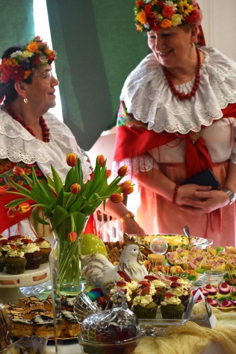 Zdjęcie w galerii na portalu naszwodzislaw.com: Tradycja i smak Wielkanocy w Czyżowicach. Pokaz Stołów KGW przyciągnął tłumy [FOTO] wiadomości z regionu