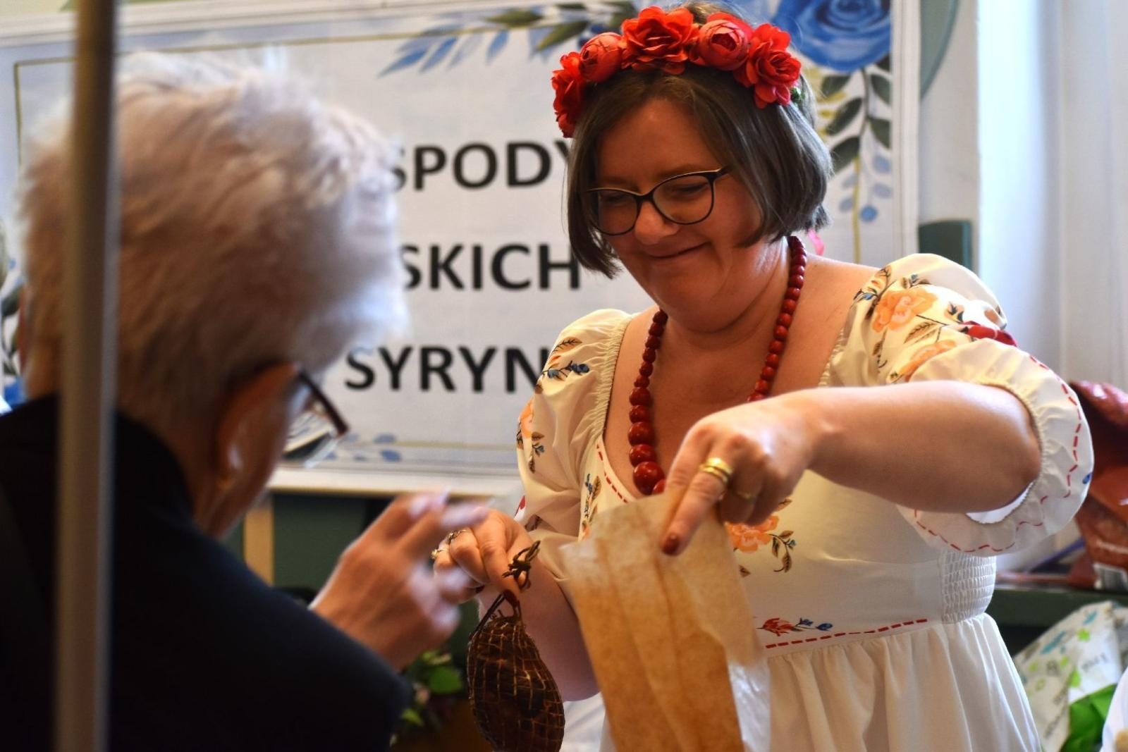 Zdjęcie w galerii na portalu naszwodzislaw.com: Tradycja i smak Wielkanocy w Czyżowicach. Pokaz Stołów KGW przyciągnął tłumy [FOTO] wiadomości z regionu