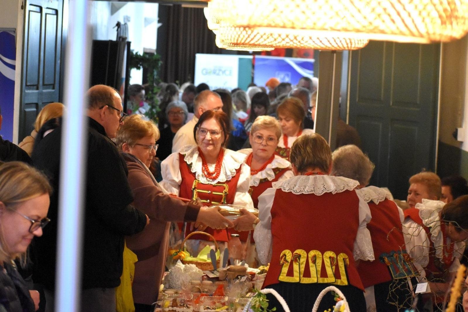 Zdjęcie w galerii na portalu naszwodzislaw.com: Tradycja i smak Wielkanocy w Czyżowicach. Pokaz Stołów KGW przyciągnął tłumy [FOTO] wiadomości z regionu