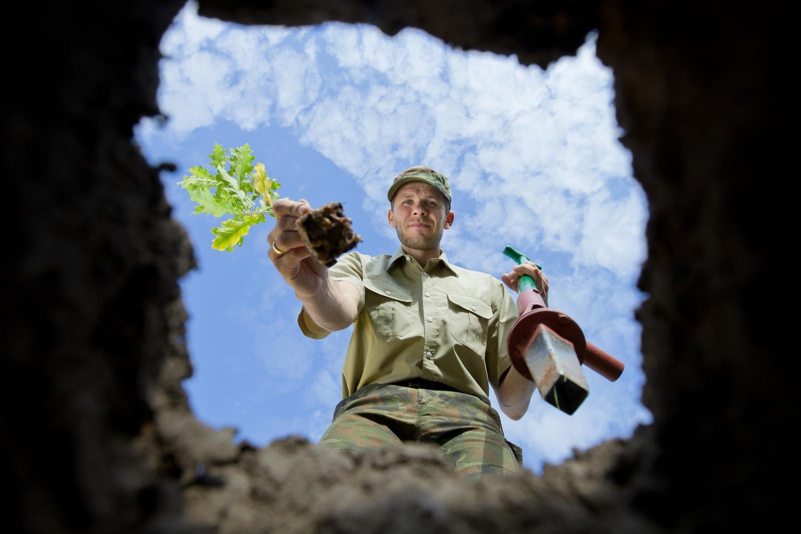 Zdjęcie w galerii na portalu naszwodzislaw.com: Posadź las z leśnikiem  wiadomości z regionu