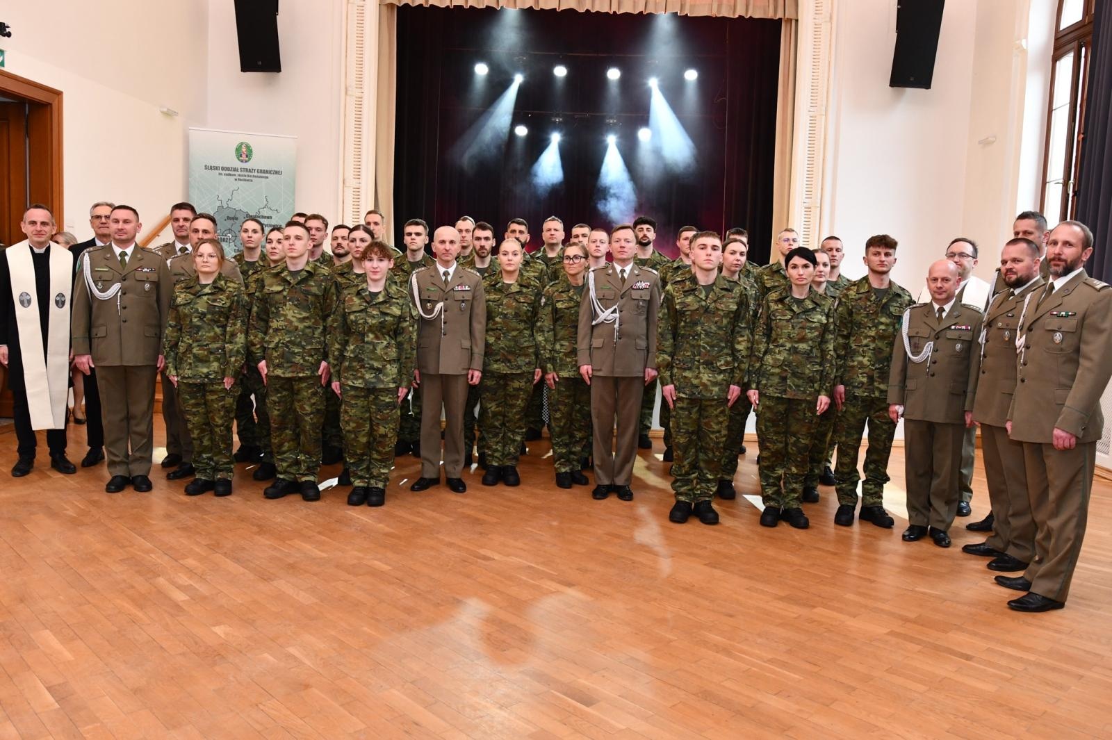 Zdjęcie w galerii na portalu naszwodzislaw.com: Uroczyste ślubowanie nowych funkcjonariuszy Śląskiego Oddziału Straży Granicznej wiadomości z regionu