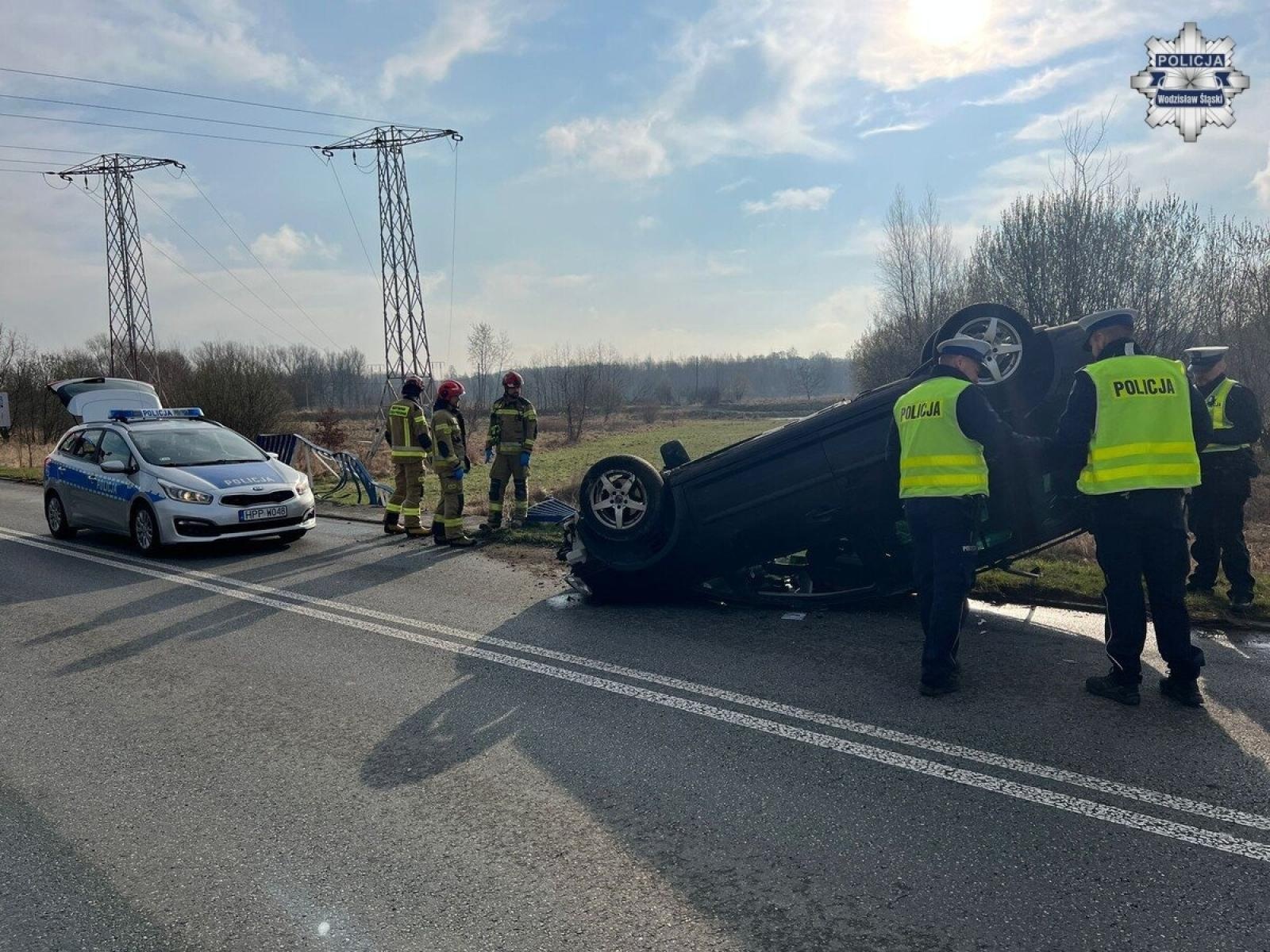 Zdjęcie w galerii na portalu naszwodzislaw.com: Dachowanie w Wodzisławiu Śląskim. Nadmierna prędkość przyczyną zdarzenia wiadomości z regionu