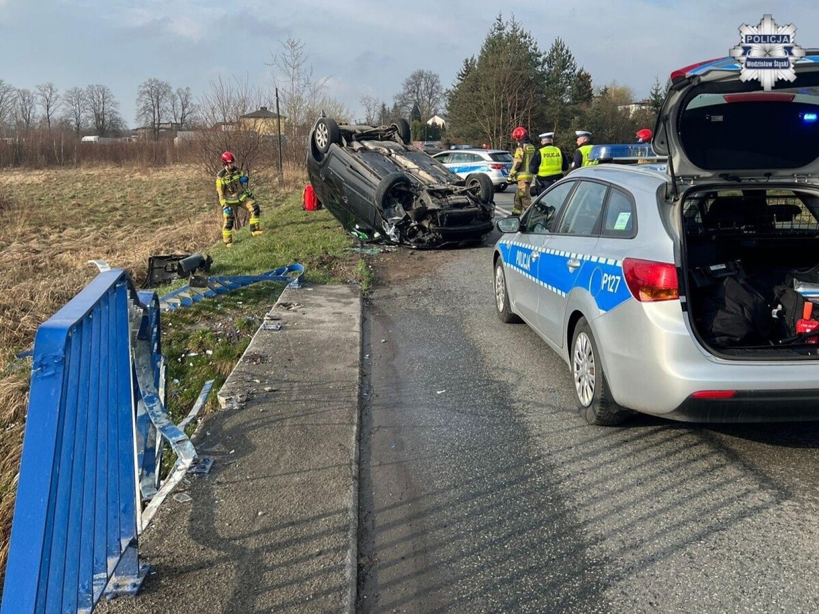 Zdjęcie w galerii na portalu naszwodzislaw.com: Dachowanie w Wodzisławiu Śląskim. Nadmierna prędkość przyczyną zdarzenia wiadomości z regionu