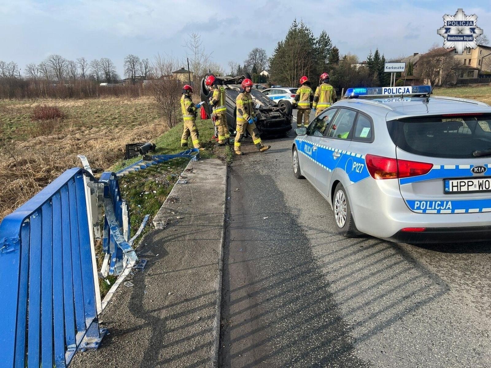 Zdjęcie w galerii na portalu naszwodzislaw.com: Dachowanie w Wodzisławiu Śląskim. Nadmierna prędkość przyczyną zdarzenia wiadomości z regionu