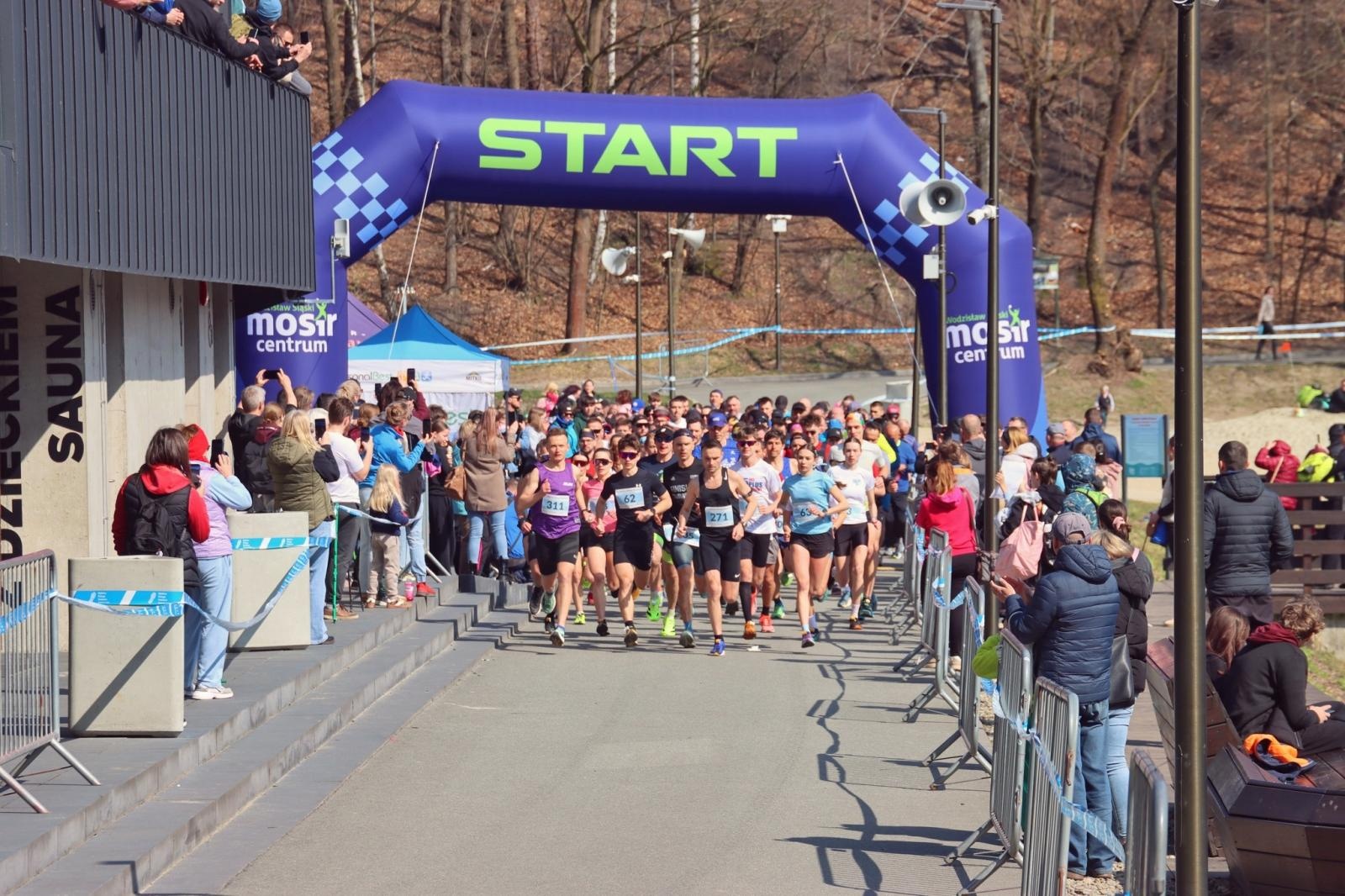 Zdjęcie w galerii na portalu naszwodzislaw.com: Blisko 300 biegaczy na starcie. Błękitna Wstęga Balatonu przyciągnęła tłumy [FOTO] wiadomości z regionu