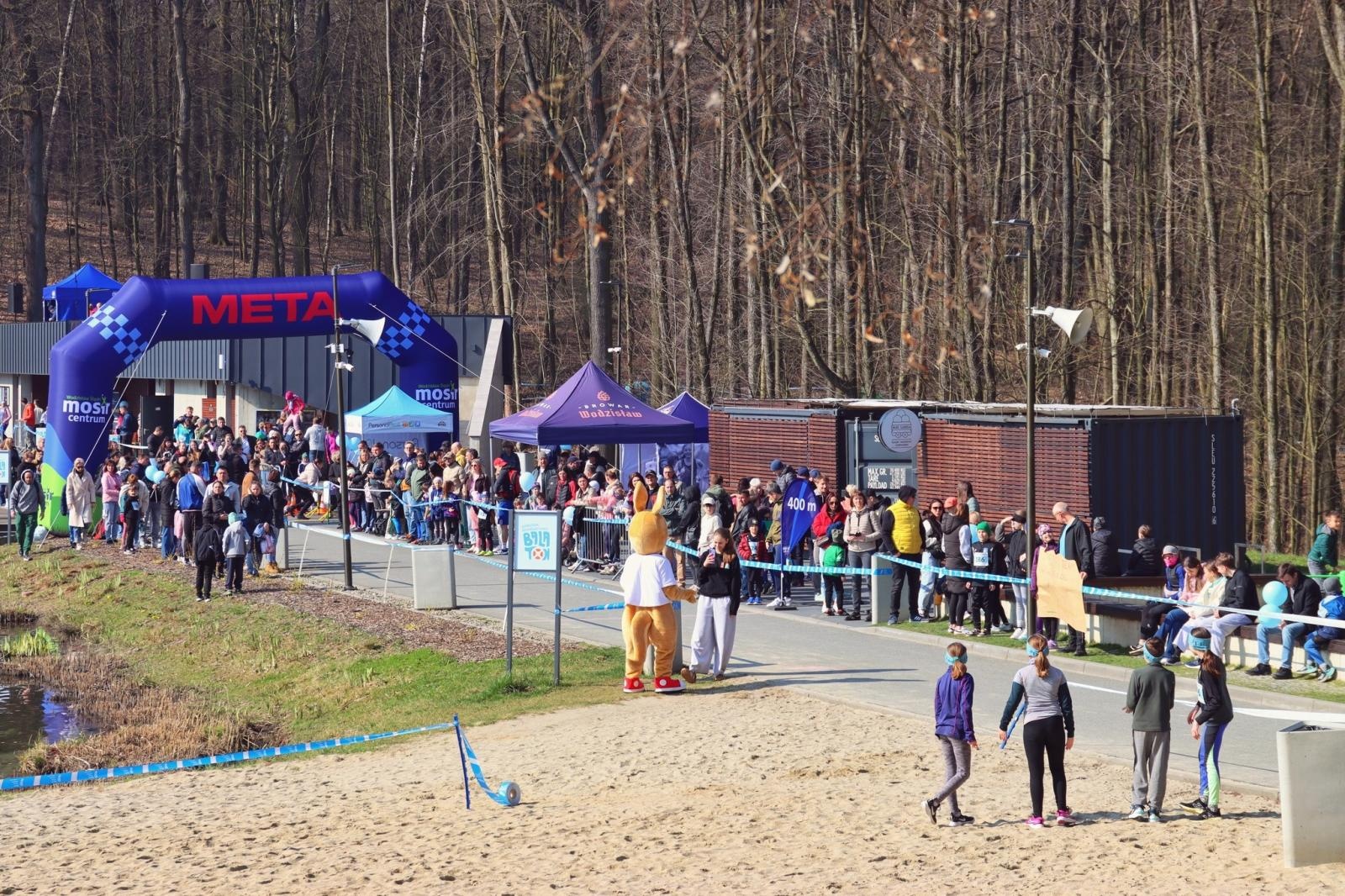 Zdjęcie w galerii na portalu naszwodzislaw.com: Blisko 300 biegaczy na starcie. Błękitna Wstęga Balatonu przyciągnęła tłumy [FOTO] wiadomości z regionu