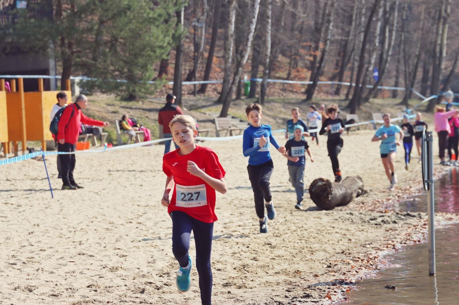 Zdjęcie w galerii na portalu naszwodzislaw.com: Blisko 300 biegaczy na starcie. Błękitna Wstęga Balatonu przyciągnęła tłumy [FOTO] wiadomości z regionu
