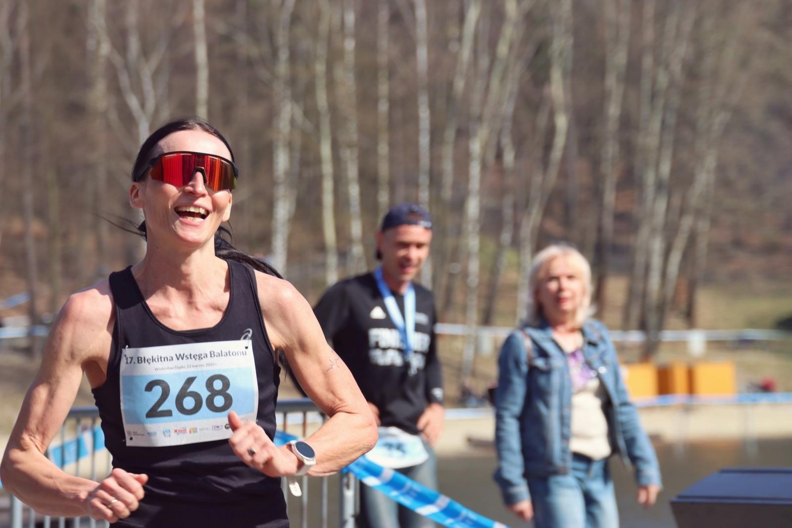 Zdjęcie w galerii na portalu naszwodzislaw.com: Blisko 300 biegaczy na starcie. Błękitna Wstęga Balatonu przyciągnęła tłumy [FOTO] wiadomości z regionu