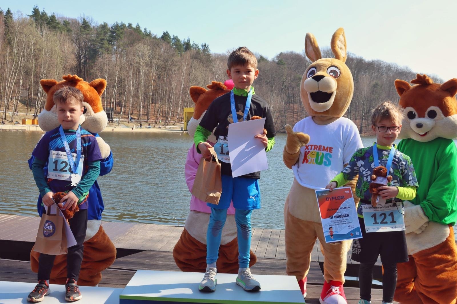 Zdjęcie w galerii na portalu naszwodzislaw.com: Blisko 300 biegaczy na starcie. Błękitna Wstęga Balatonu przyciągnęła tłumy [FOTO] wiadomości z regionu