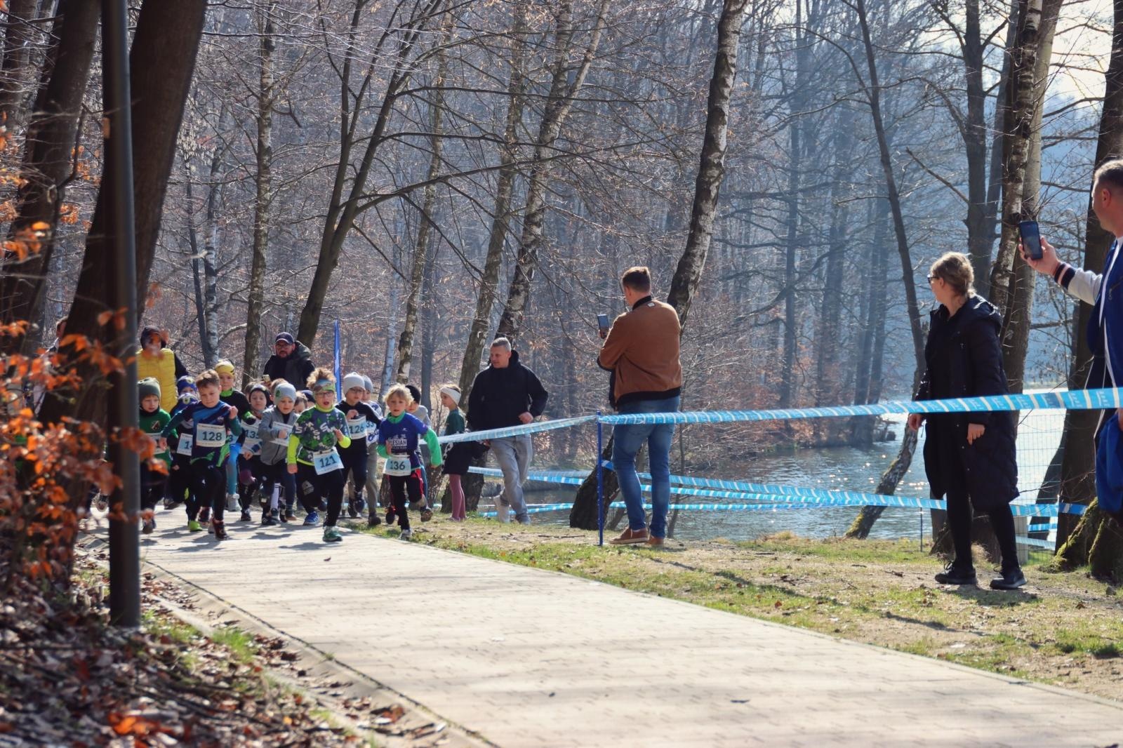 Zdjęcie w galerii na portalu naszwodzislaw.com: Blisko 300 biegaczy na starcie. Błękitna Wstęga Balatonu przyciągnęła tłumy [FOTO] wiadomości z regionu
