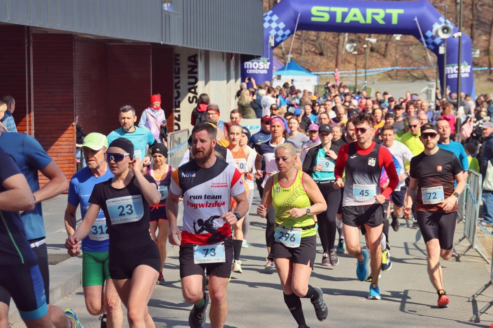 Zdjęcie w galerii na portalu naszwodzislaw.com: Blisko 300 biegaczy na starcie. Błękitna Wstęga Balatonu przyciągnęła tłumy [FOTO] wiadomości z regionu