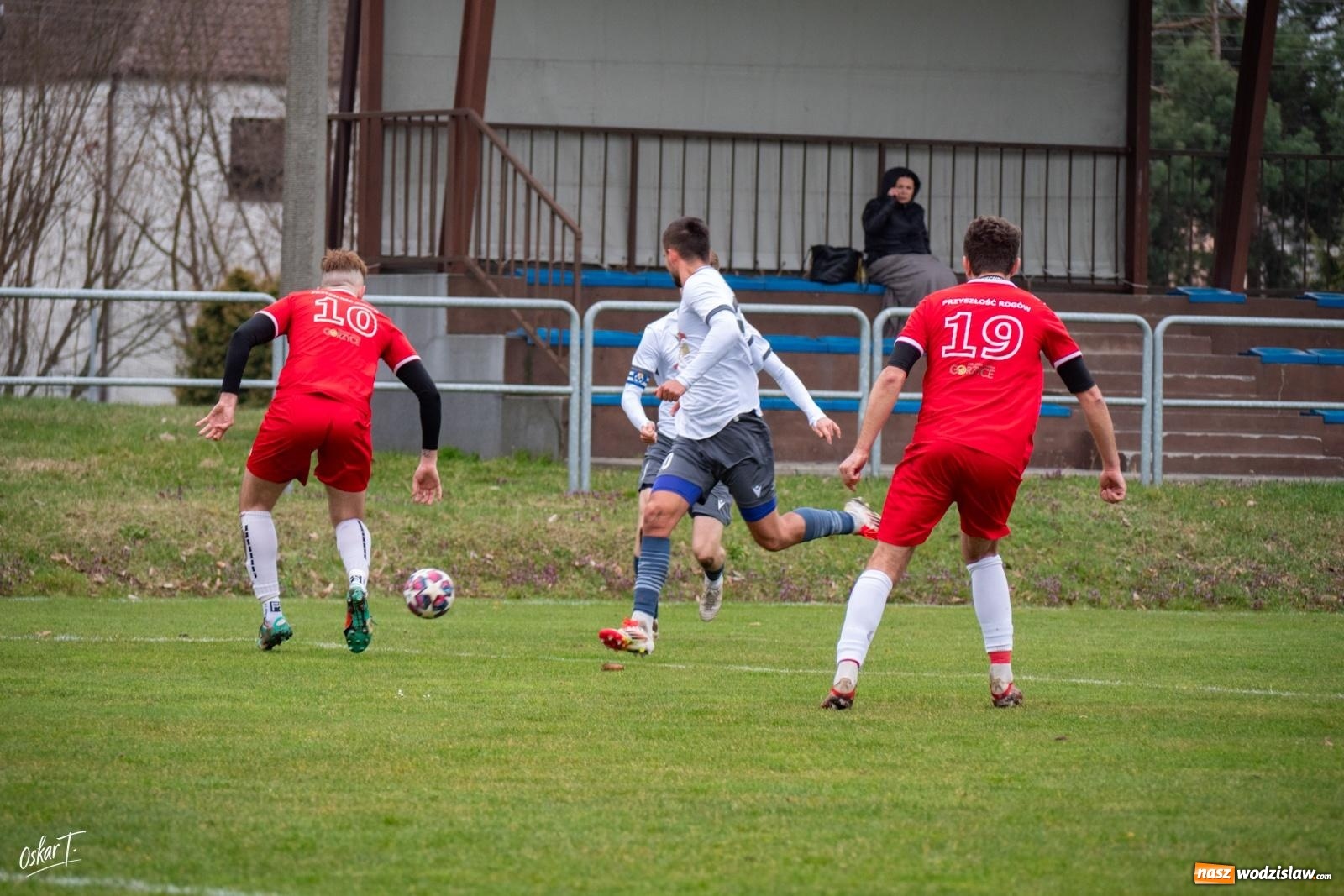 Zdjęcie w galerii na portalu naszwodzislaw.com: Szalony mecz i zwycięstwo Rogowa! Dziewięć goli i pełna pula na wyjeździe [FOTO] wiadomości z regionu