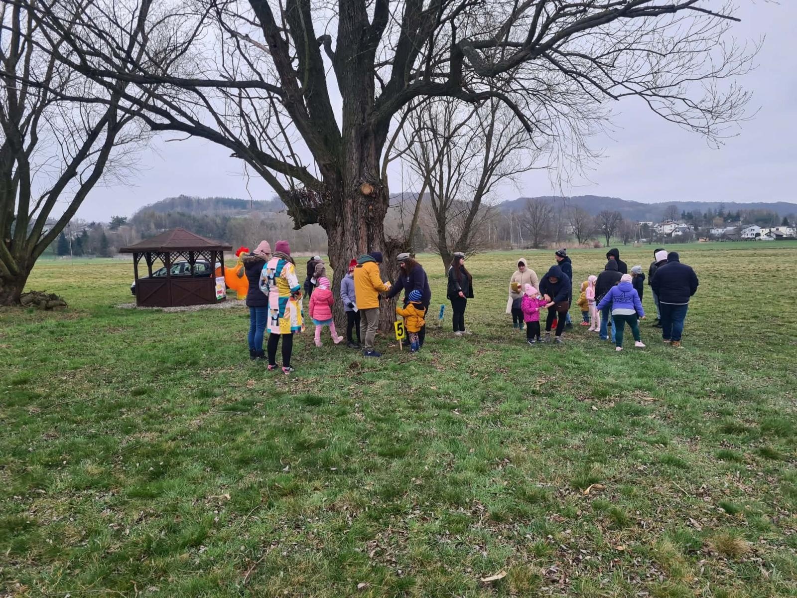 Zdjęcie w galerii na portalu naszwodzislaw.com: Hazok znów przyciągnął tłumy. Ponad setka dzieci ruszyła na poszukiwania zajączka [FOTO] wiadomości z regionu