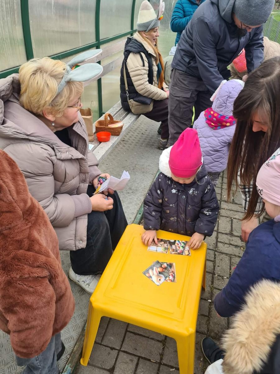 Zdjęcie w galerii na portalu naszwodzislaw.com: Hazok znów przyciągnął tłumy. Ponad setka dzieci ruszyła na poszukiwania zajączka [FOTO] wiadomości z regionu