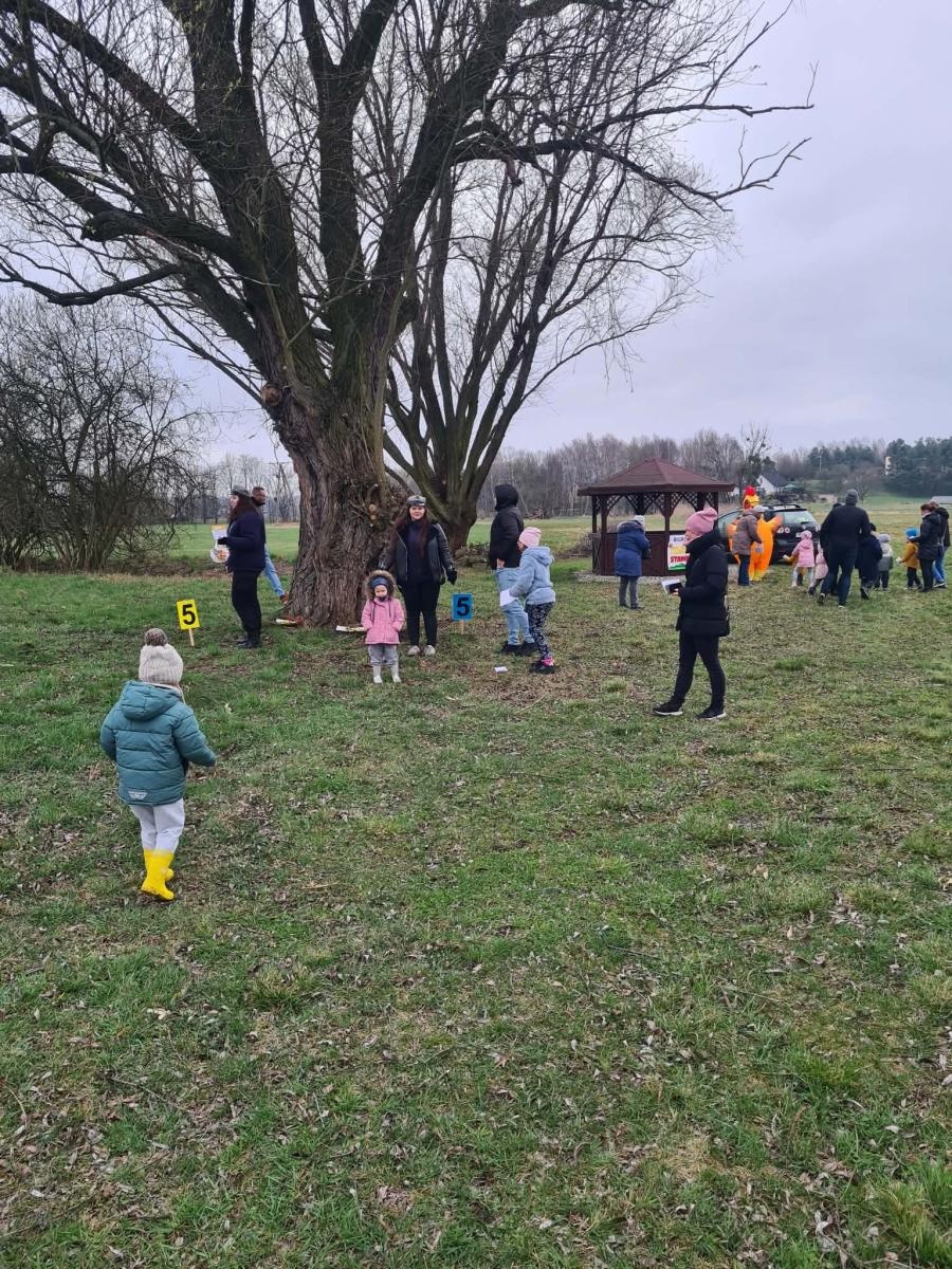 Zdjęcie w galerii na portalu naszwodzislaw.com: Hazok znów przyciągnął tłumy. Ponad setka dzieci ruszyła na poszukiwania zajączka [FOTO] wiadomości z regionu