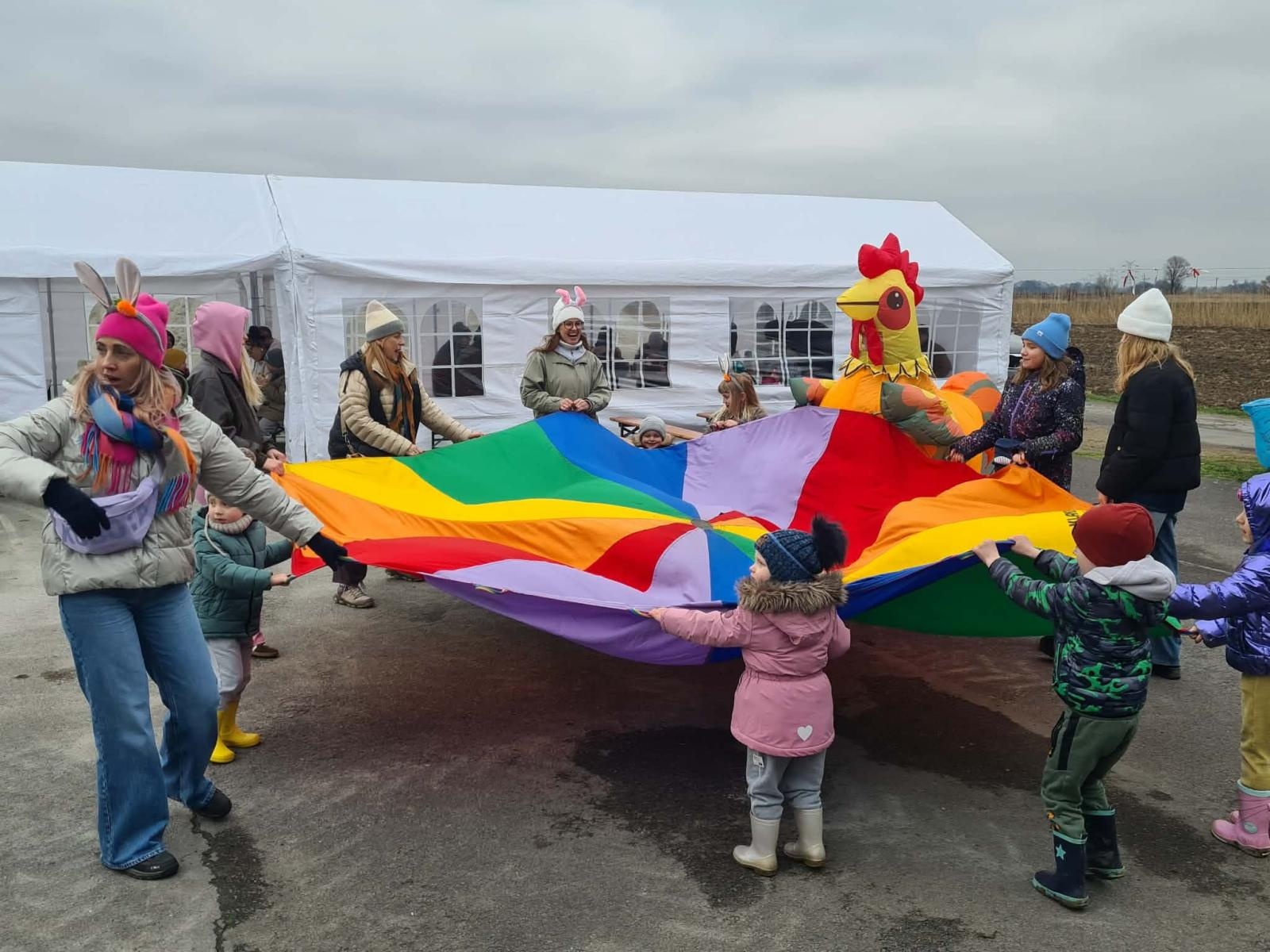 Zdjęcie w galerii na portalu naszwodzislaw.com: Hazok znów przyciągnął tłumy. Ponad setka dzieci ruszyła na poszukiwania zajączka [FOTO] wiadomości z regionu