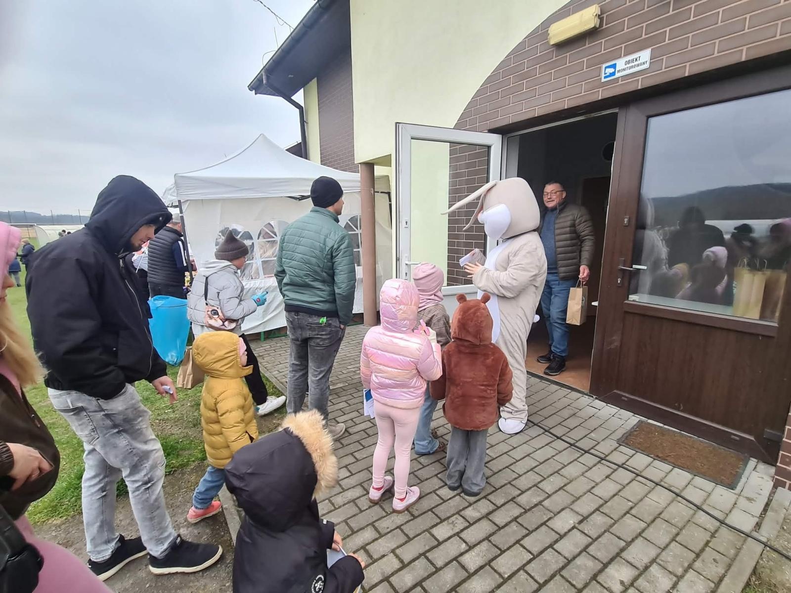 Zdjęcie w galerii na portalu naszwodzislaw.com: Hazok znów przyciągnął tłumy. Ponad setka dzieci ruszyła na poszukiwania zajączka [FOTO] wiadomości z regionu