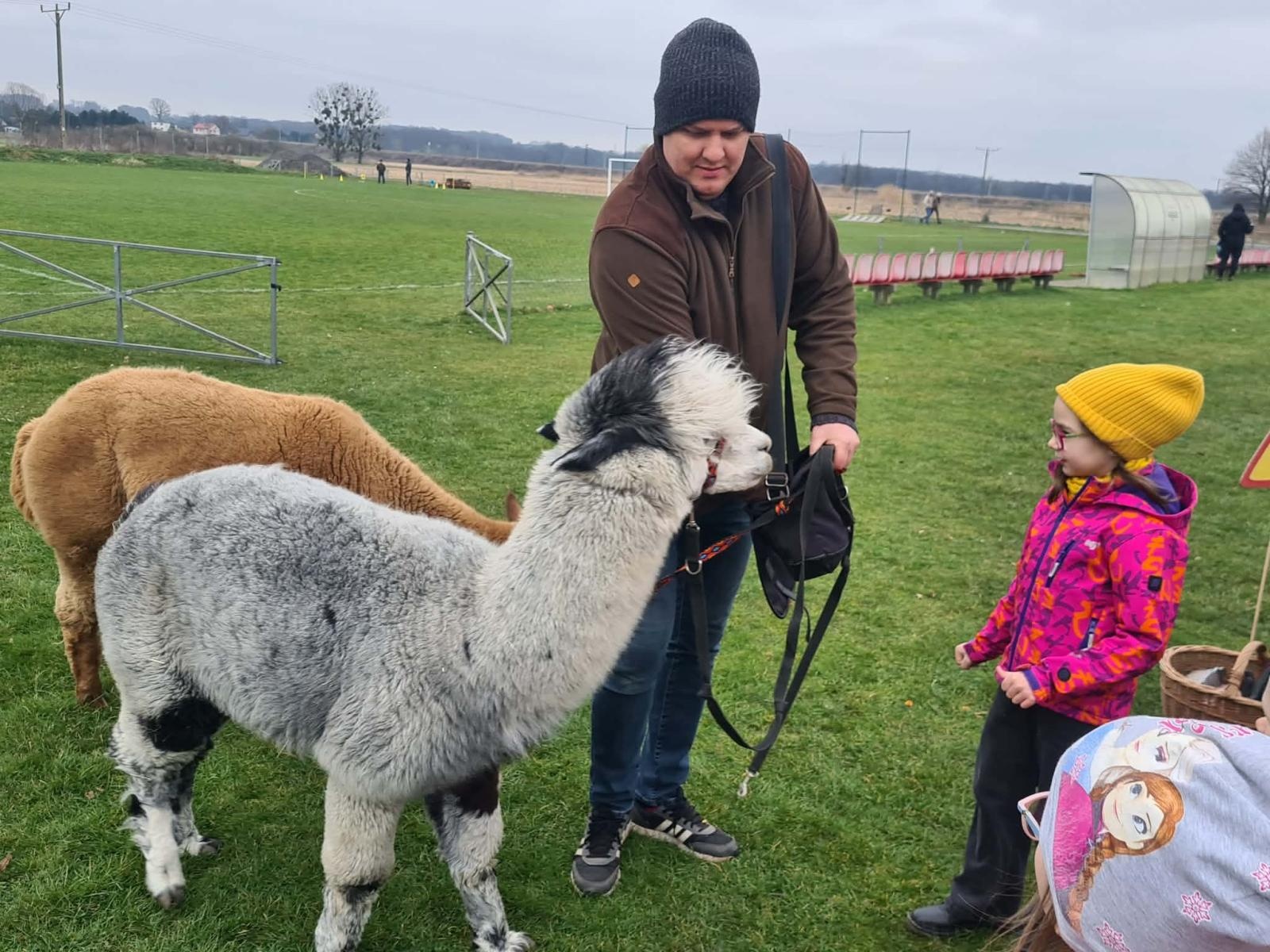 Zdjęcie w galerii na portalu naszwodzislaw.com: Hazok znów przyciągnął tłumy. Ponad setka dzieci ruszyła na poszukiwania zajączka [FOTO] wiadomości z regionu
