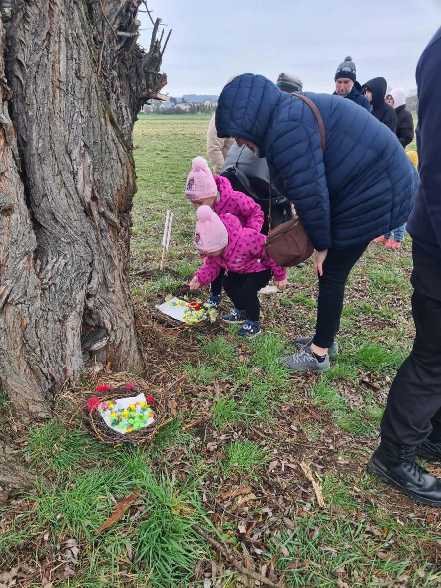 Zdjęcie w galerii na portalu naszwodzislaw.com: Hazok znów przyciągnął tłumy. Ponad setka dzieci ruszyła na poszukiwania zajączka [FOTO] wiadomości z regionu