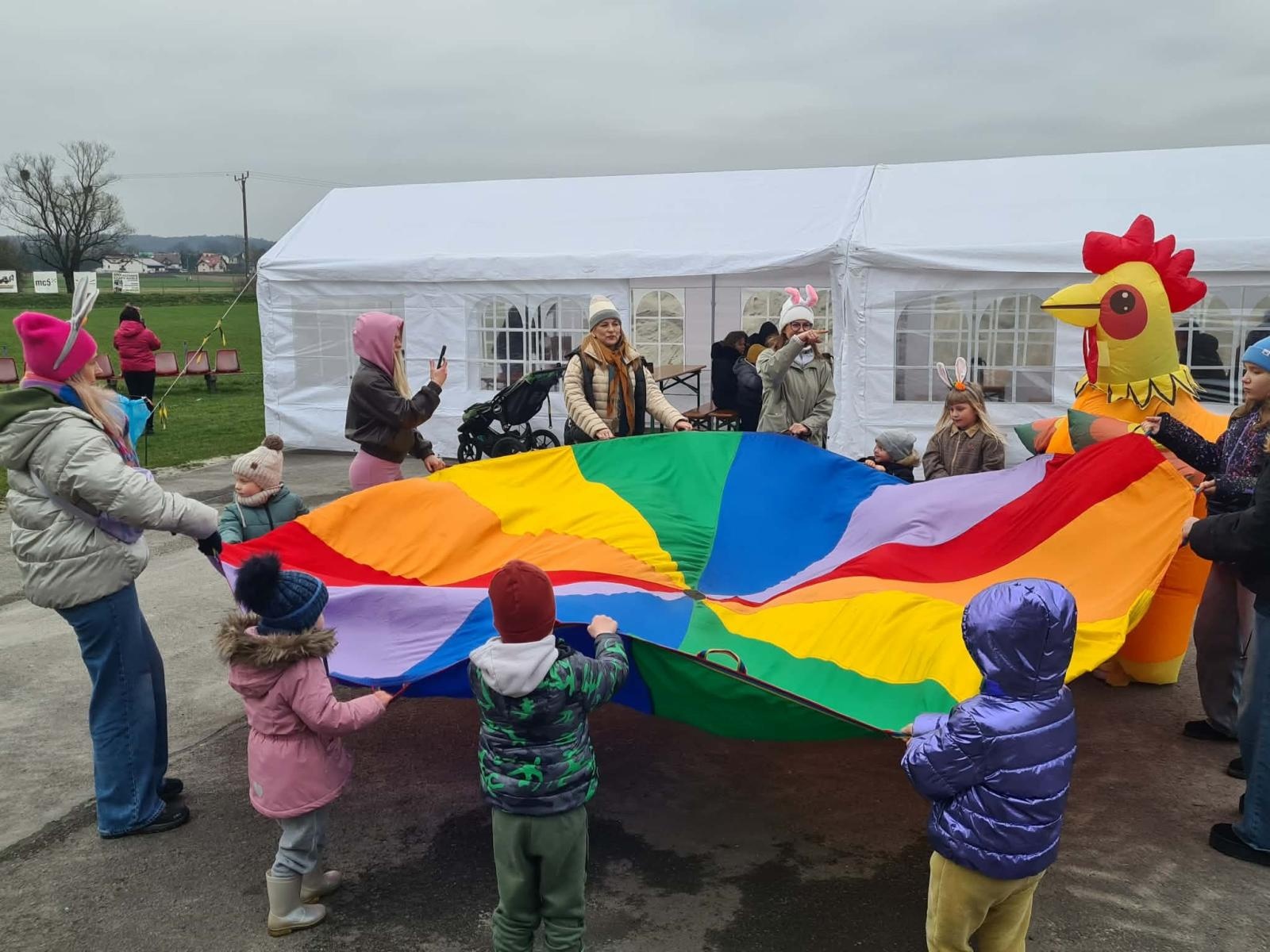 Zdjęcie w galerii na portalu naszwodzislaw.com: Hazok znów przyciągnął tłumy. Ponad setka dzieci ruszyła na poszukiwania zajączka [FOTO] wiadomości z regionu