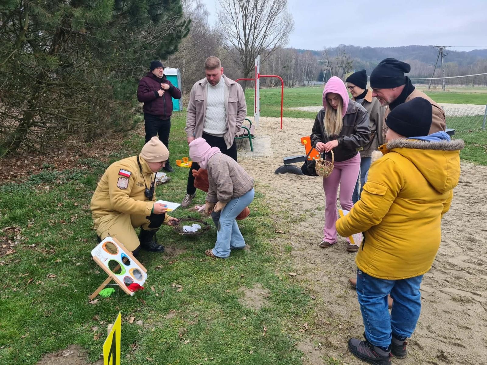 Zdjęcie w galerii na portalu naszwodzislaw.com: Hazok znów przyciągnął tłumy. Ponad setka dzieci ruszyła na poszukiwania zajączka [FOTO] wiadomości z regionu