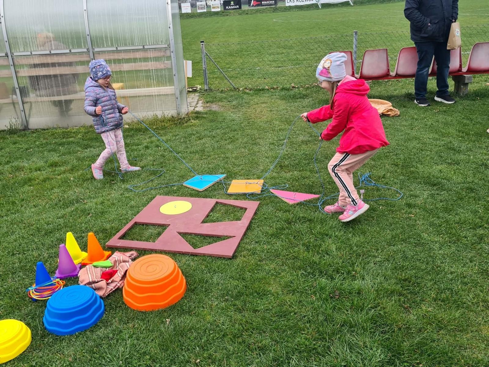 Zdjęcie w galerii na portalu naszwodzislaw.com: Hazok znów przyciągnął tłumy. Ponad setka dzieci ruszyła na poszukiwania zajączka [FOTO] wiadomości z regionu