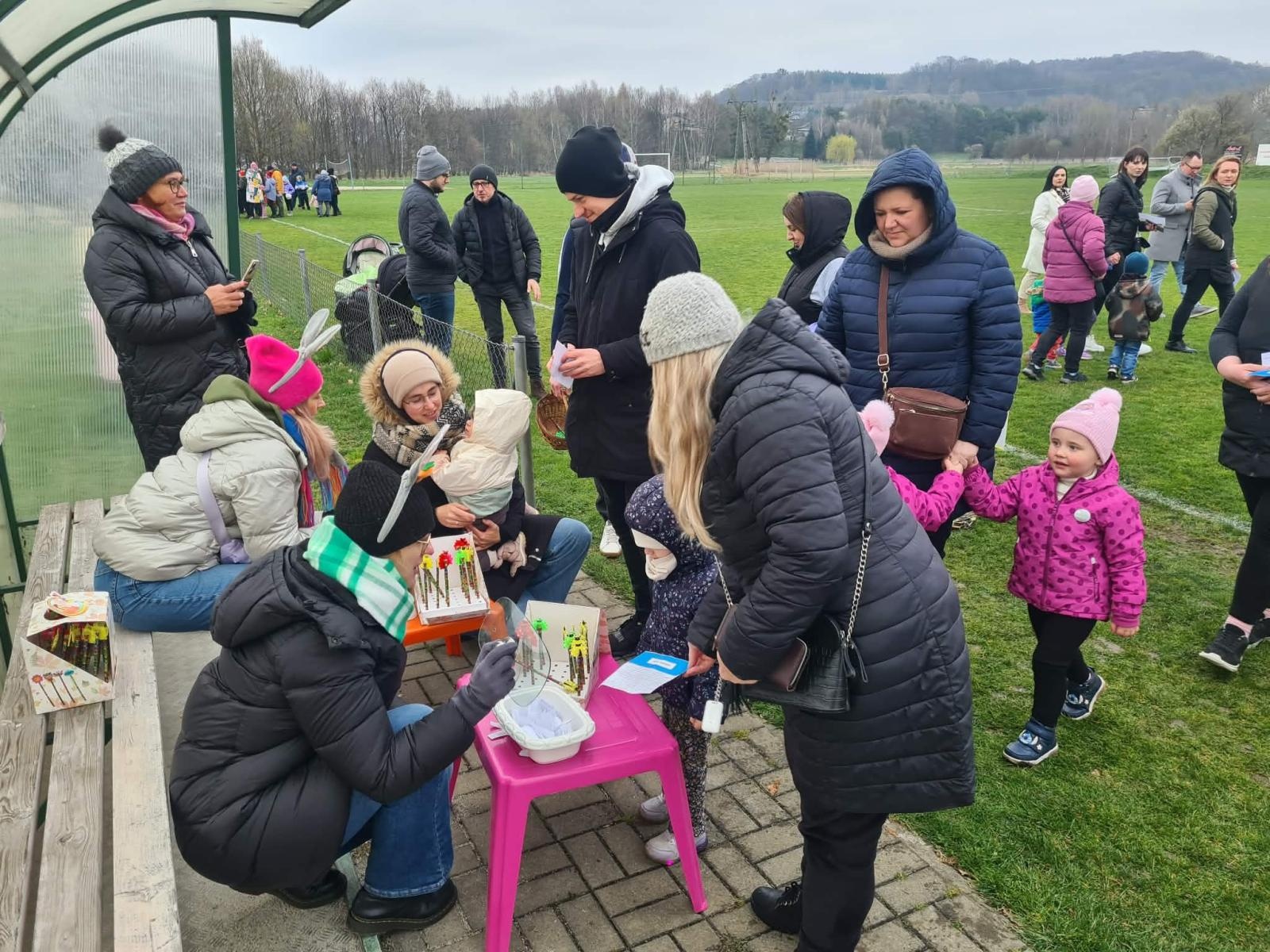 Zdjęcie w galerii na portalu naszwodzislaw.com: Hazok znów przyciągnął tłumy. Ponad setka dzieci ruszyła na poszukiwania zajączka [FOTO] wiadomości z regionu